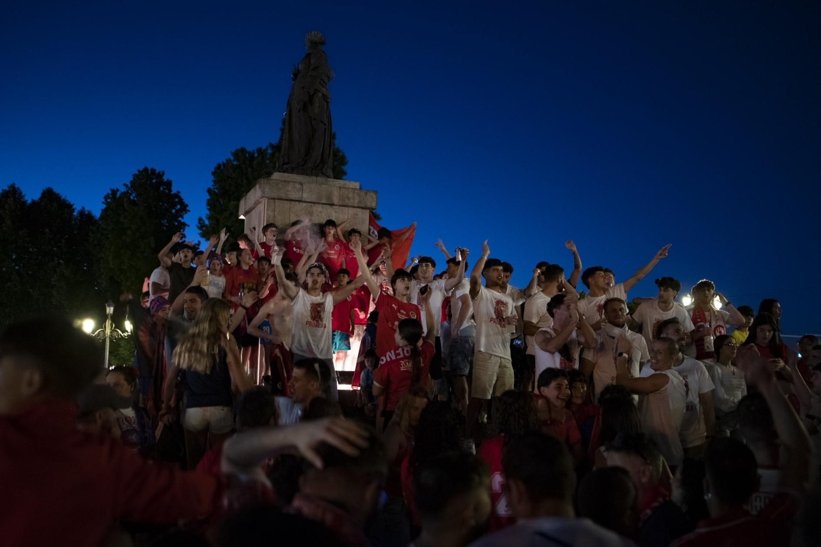Galería | La aplaudida acogida de los unionistas a la UD Ourense contrasta con la pitada a Jácome en la Plaza Mayor, en fotos
