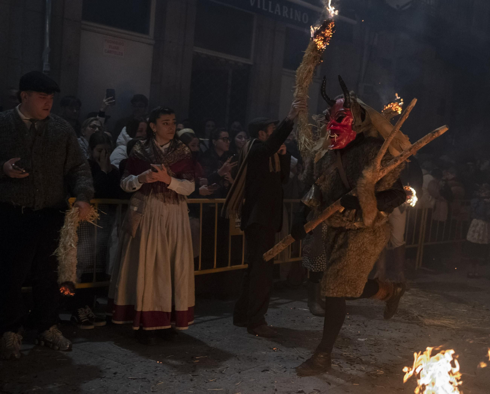 El fuego iluminó los rostros de los participantes durante el ritual del Meco.