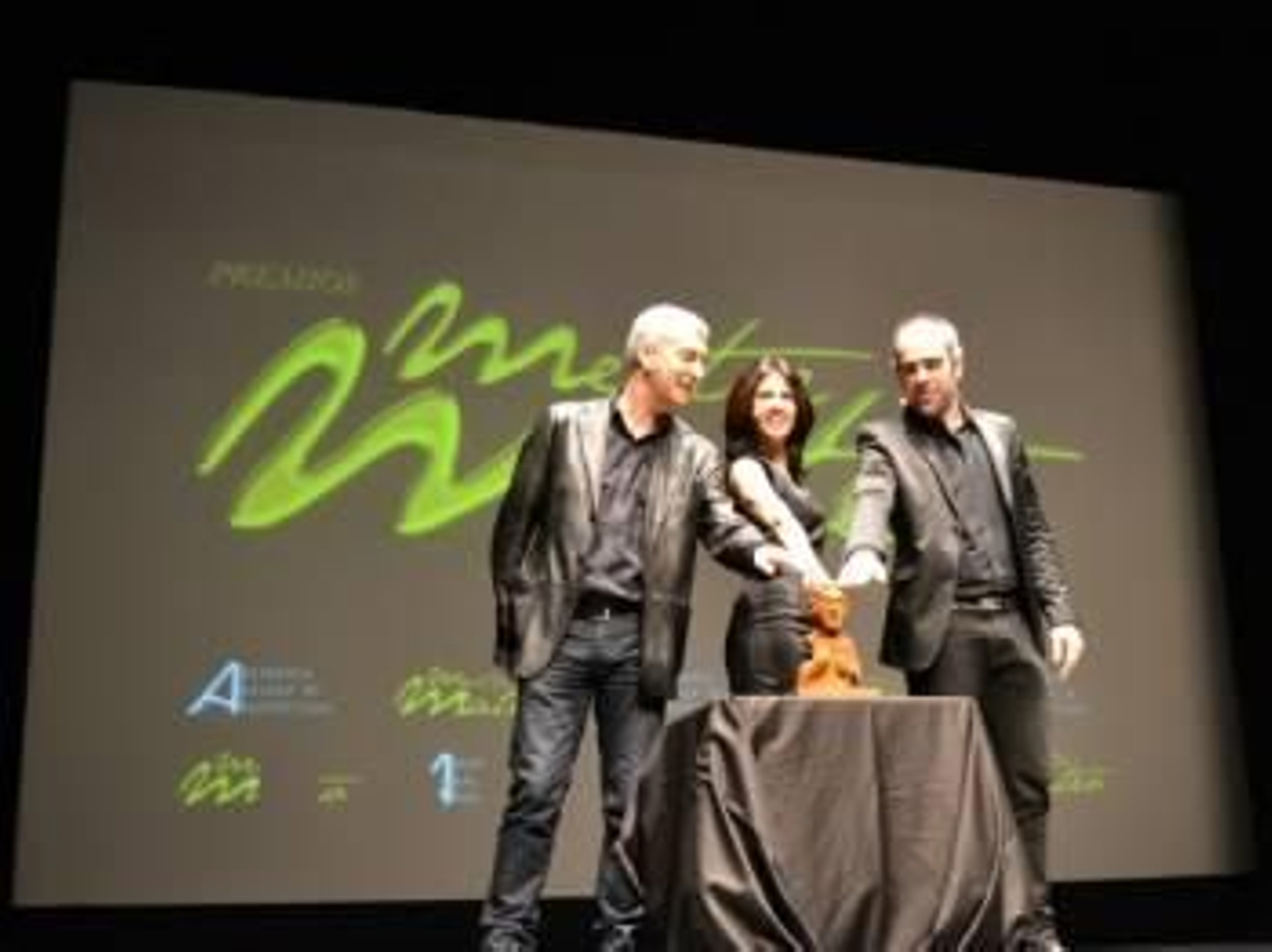 Antonio Mourelos, Luis Tosar y camila Bossa posan con uno de los galardones Mestre Mateo.