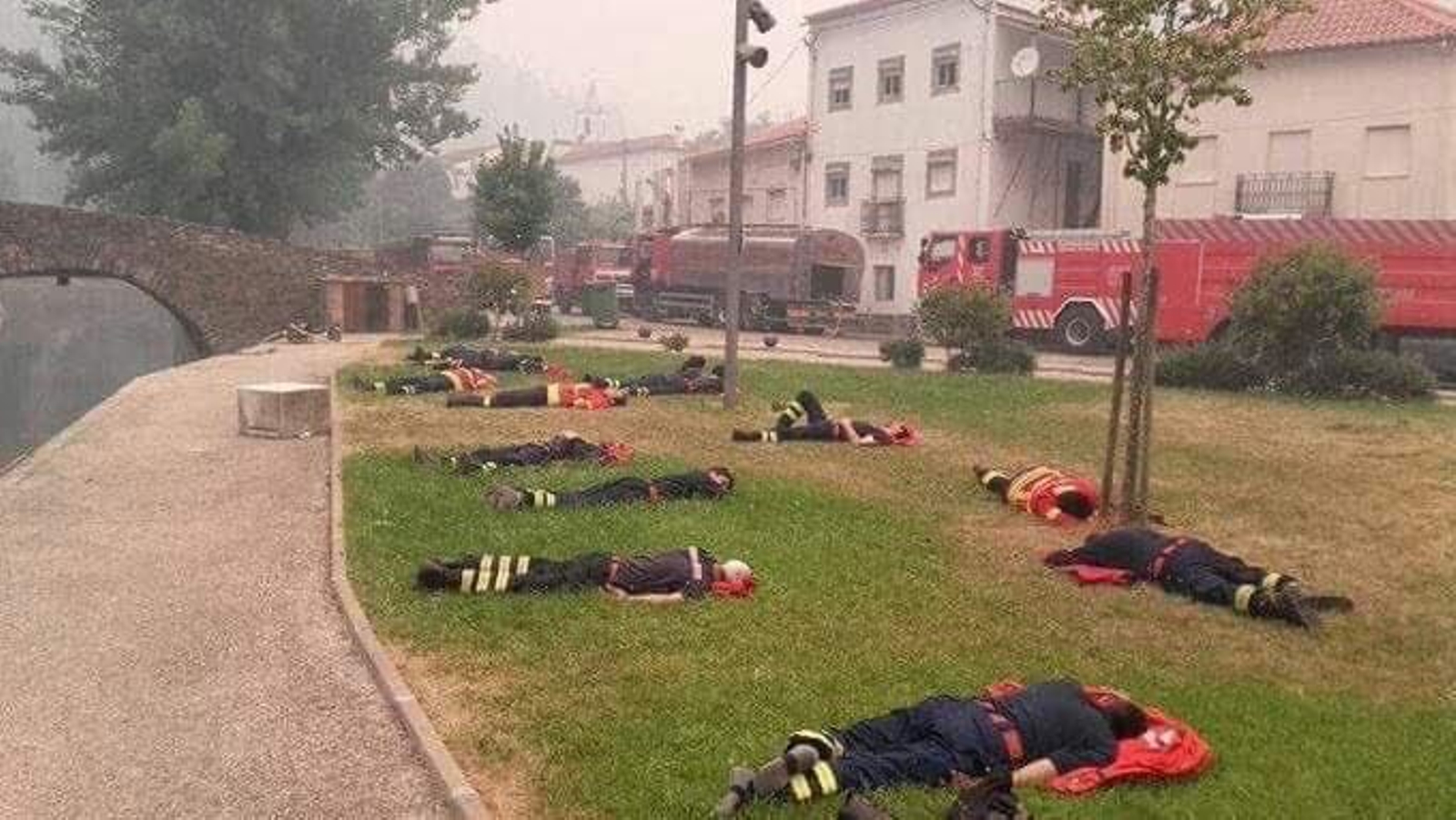 Los exhaustados bomberos portugueses.
