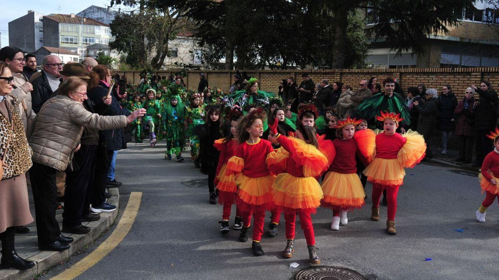 Los pequeños desfilaron ante familiares y amigos.