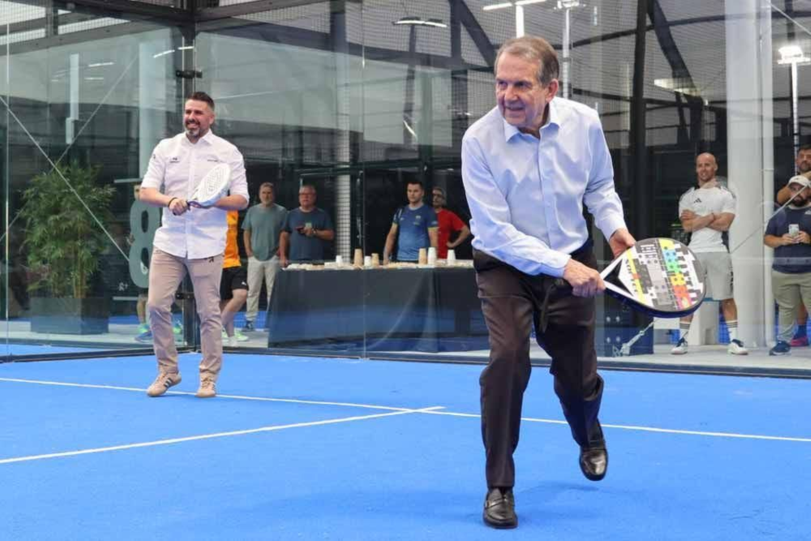 O alcalde animouse a xogar coa pala no acto da inauguración.