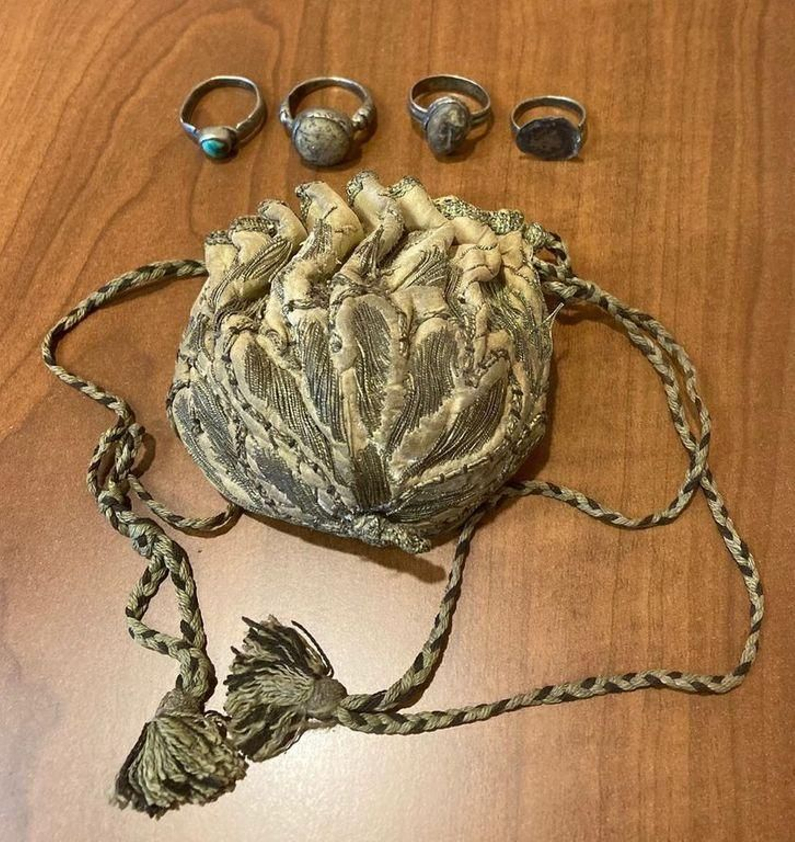 La bolsa hallada con cuatro de los nueve anillos de los 