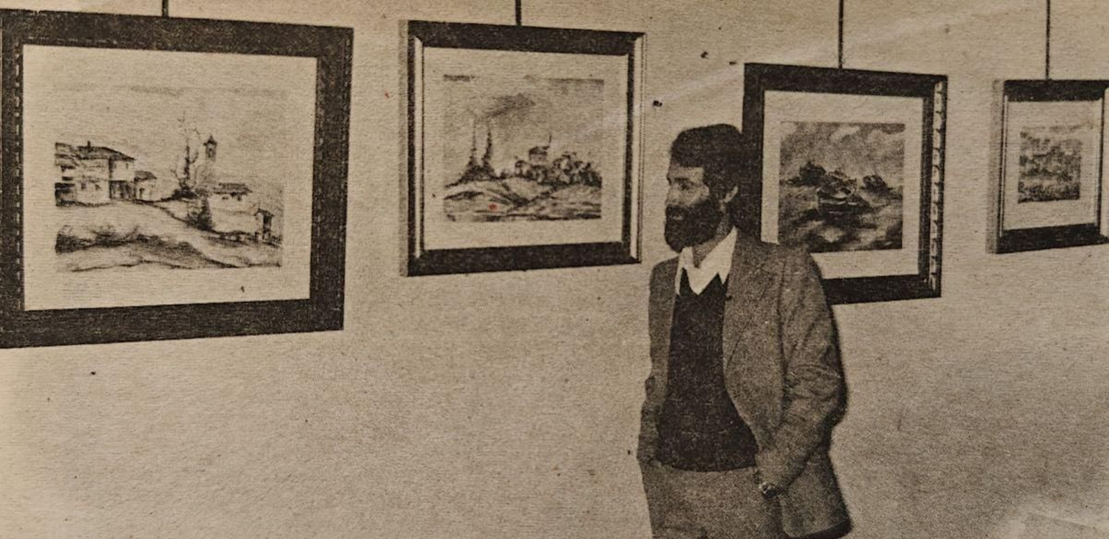 Xavier Galiza ante sus acuarelas.