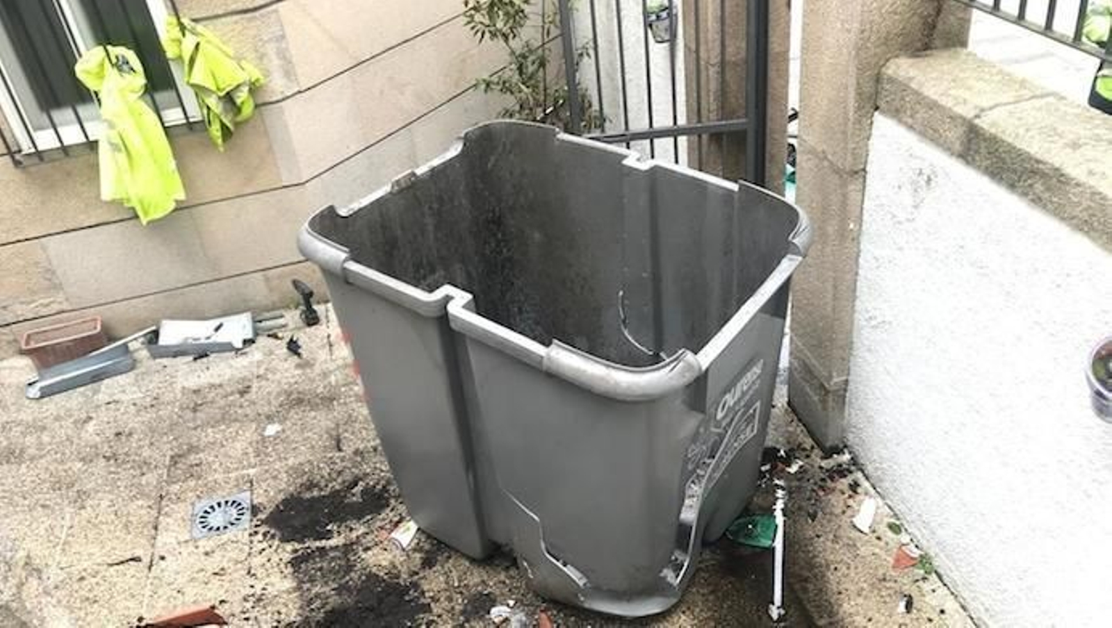 Imagen del colector reventado tras caer.