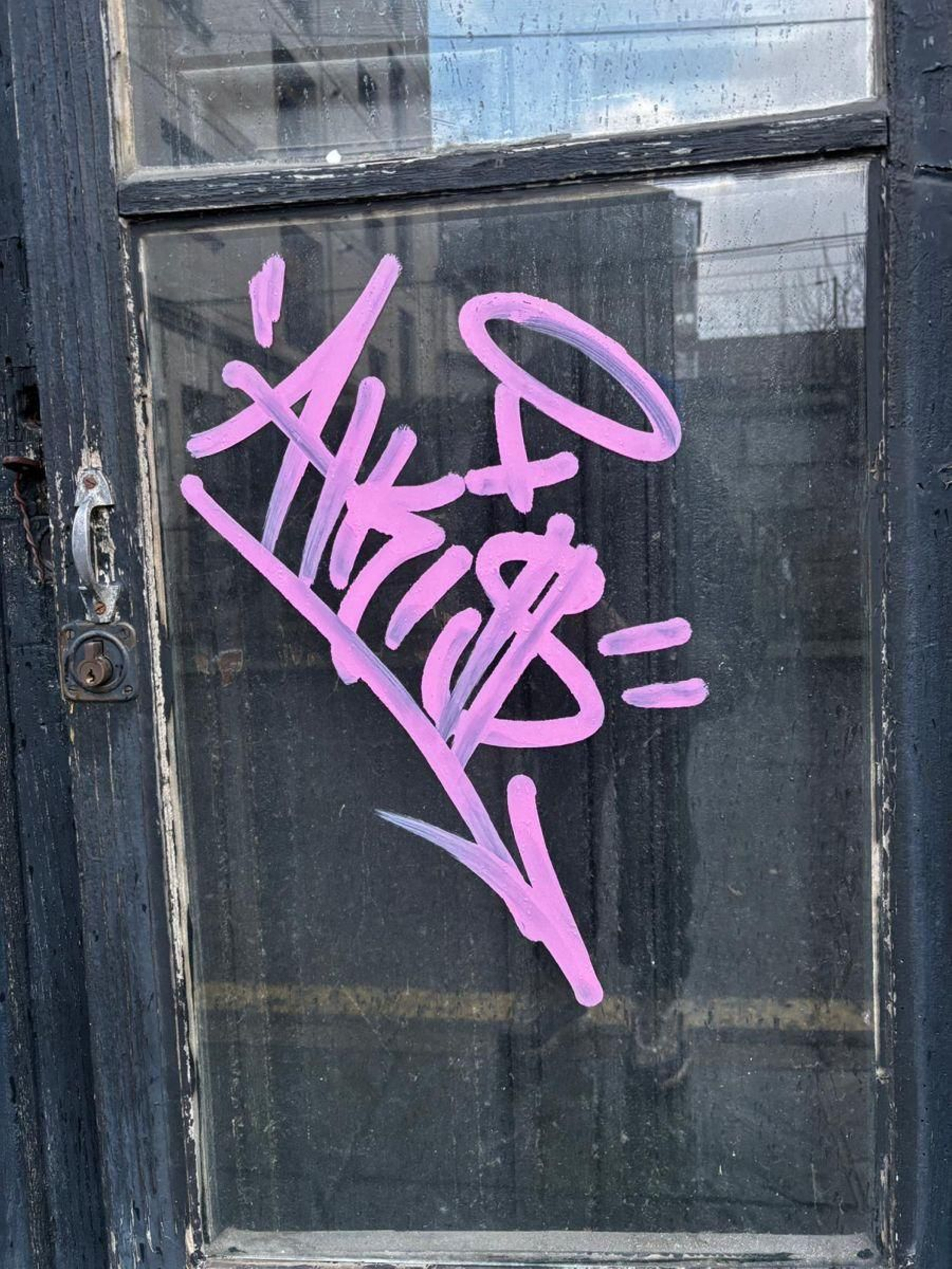 Cristal firmado en la Dos de Mayo.