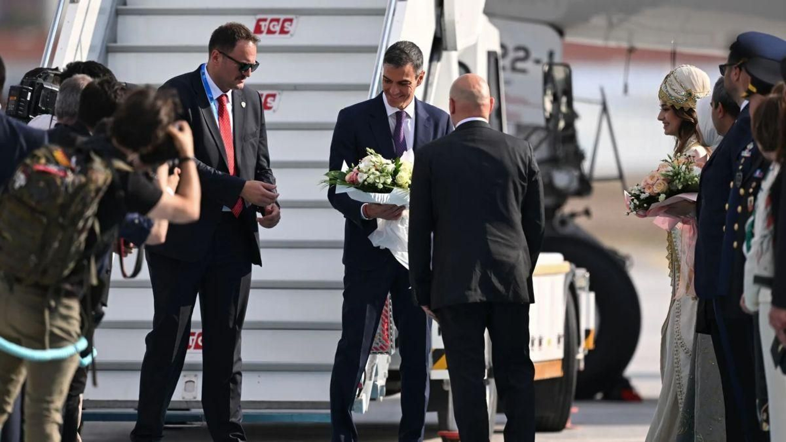 La comitiva turca guarda el ramo de flores destinado a Begoña Gómez.