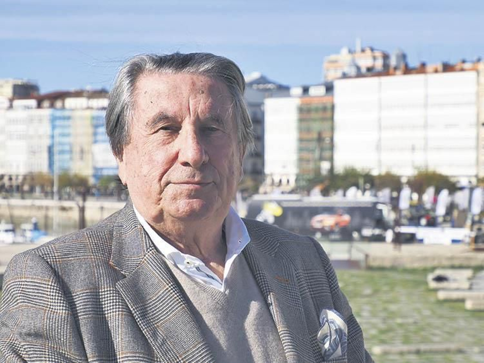 Francisco Vázquez mira hacia el paseo marítimo que impulsó como alcalde y lleva su nombre en A Coruña.
