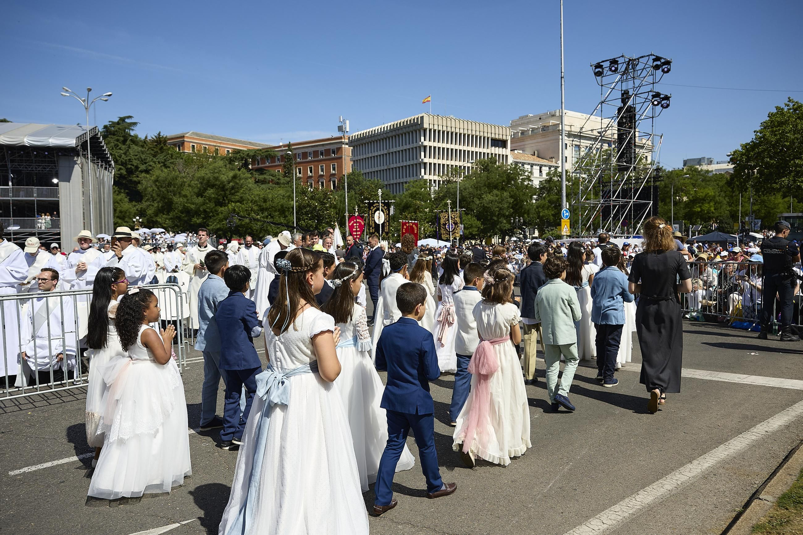 Galería | Multitudinaria misa y procesión del Corpus en Madrid con el papa León XIV