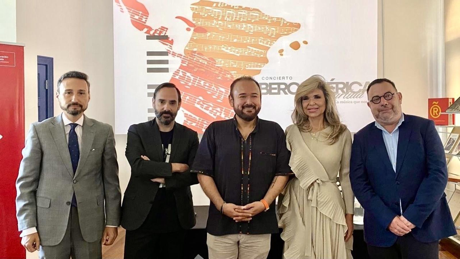 Fernández Aguirre, el tenor Javier Camarena, la embajadora de México en Panamá, Claudia Pavlovich; y el director del FIS, Cosme Marina