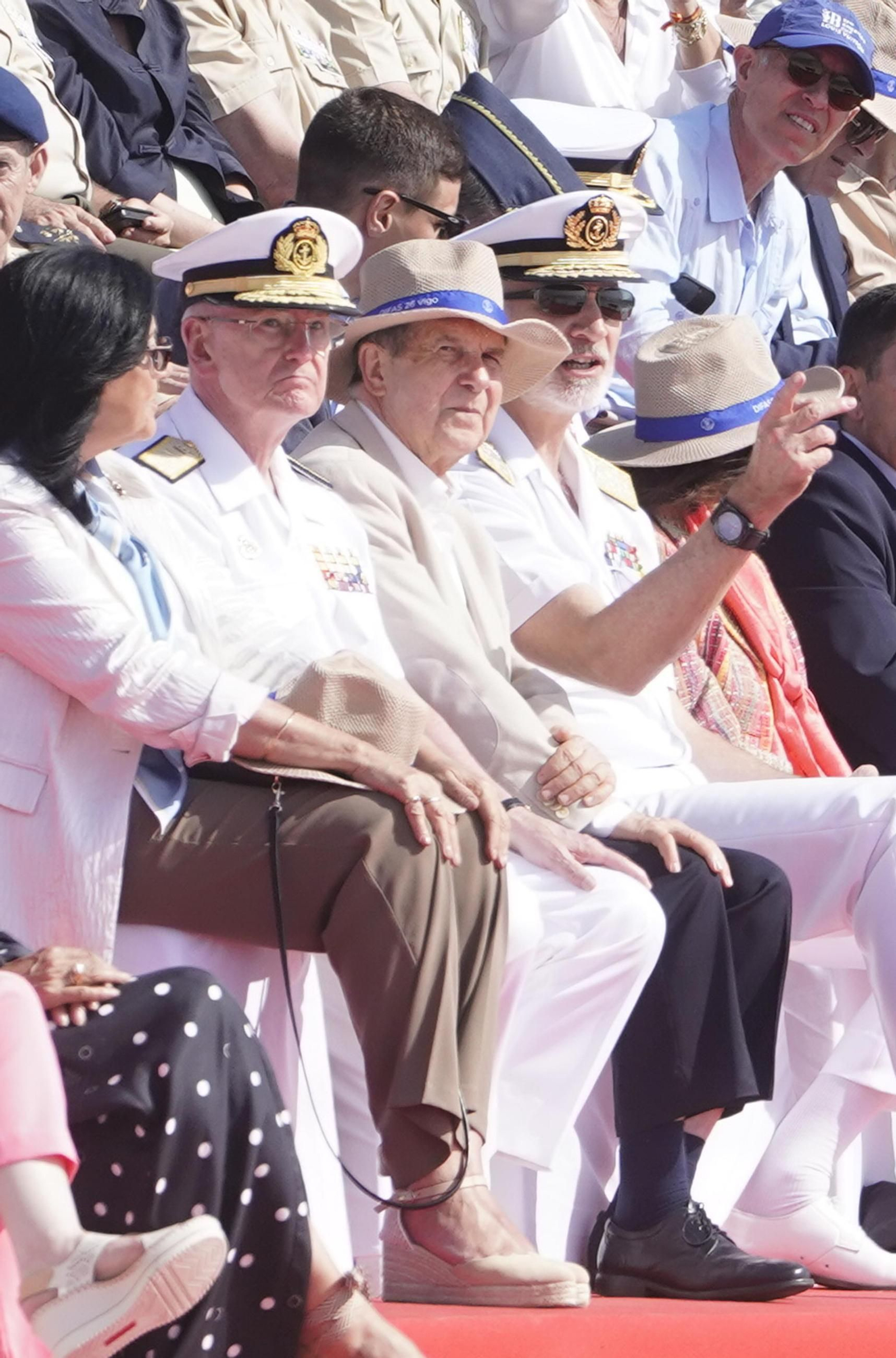 Galería | Felipe VI participa en la revista naval y presencia la exhibición de militares en Samil