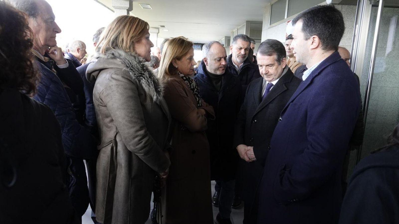 Muestras de dolor en el tanatorio al que acudieron entre otros el alcalde, Silva, Regades y Gonzalo Caballero.