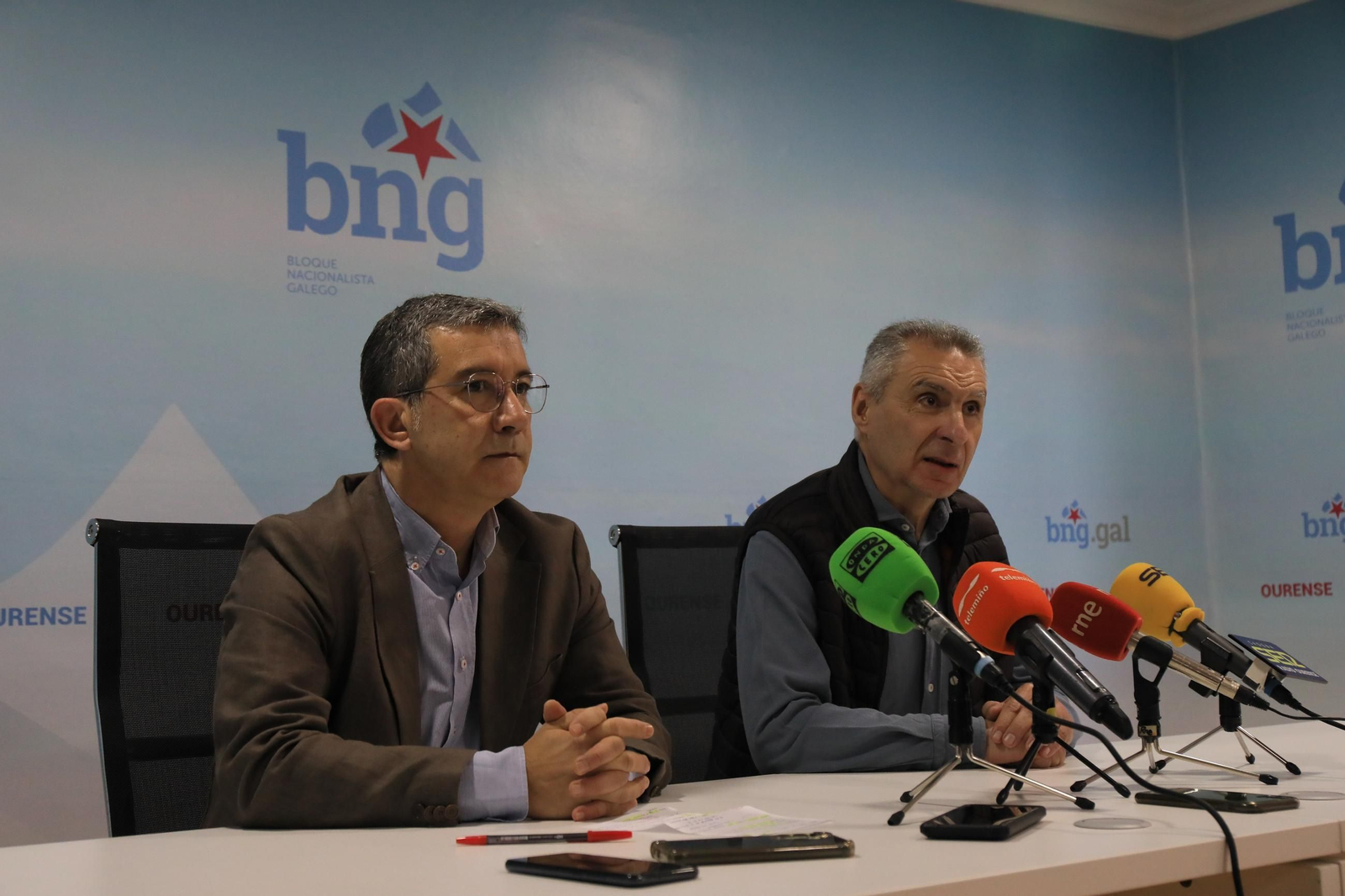 Iago Tabarés y Luis Seara en la sede municipal del BNG