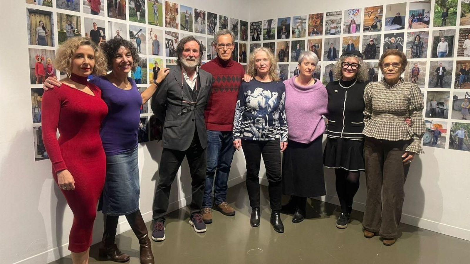 Os integrantes de Desafiando Sombras co fotógrafo Blas González en Apóstrophe.