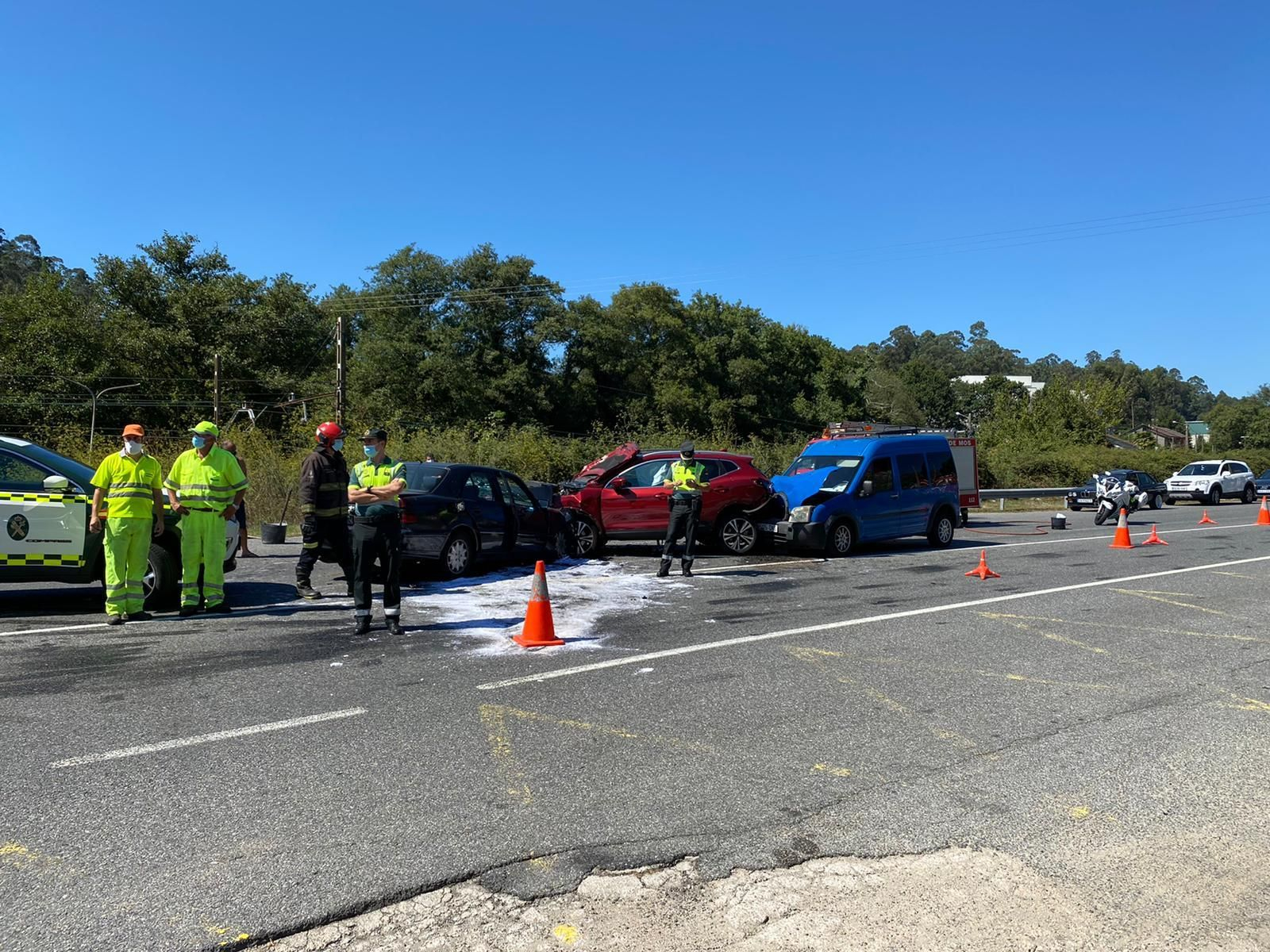 Accidente entre tres vehículos en Redondela // Alberte