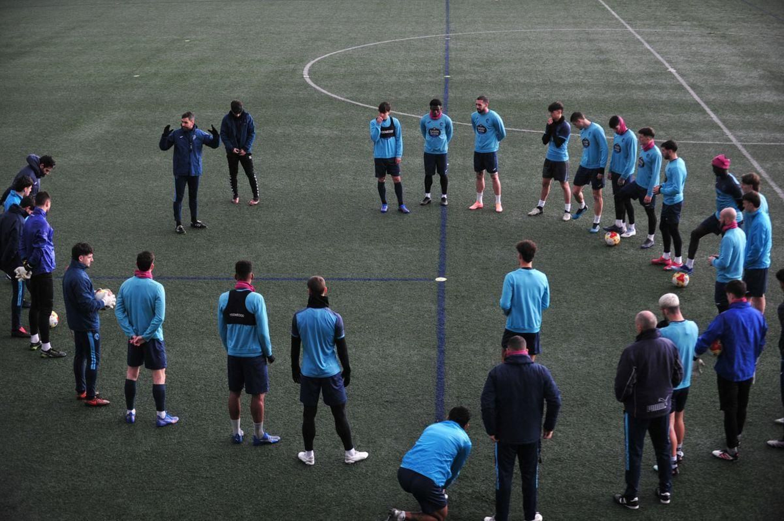 Los jugadores del Ourense CF, antes de comenzar el entrenamiento en Oira.