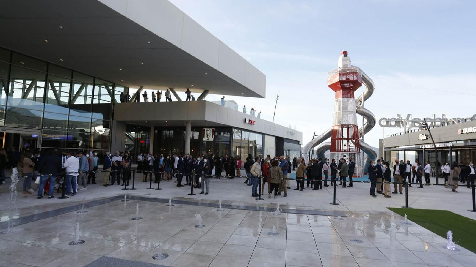 La plaza de Vialia, con el “Gran Faro” y sus numerosos toboganes.