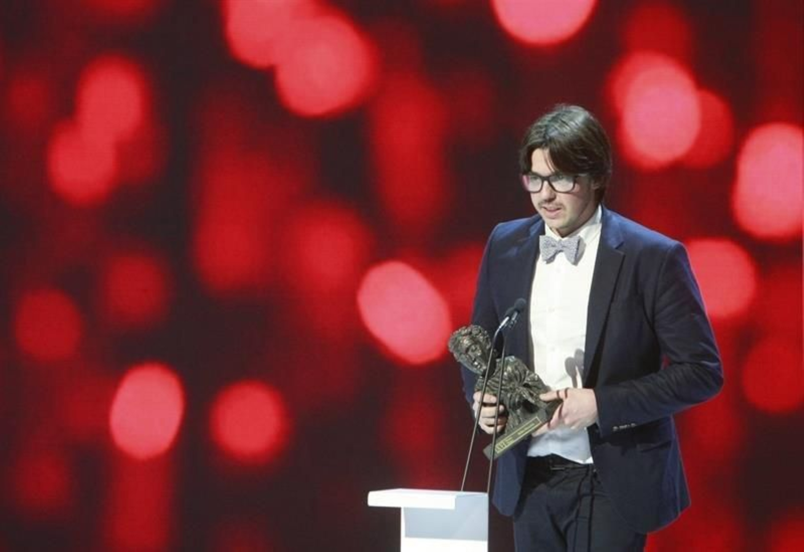 El realizador Andrés Goteira recibe el premio a la mejor dirección por 'Dhogs'.
