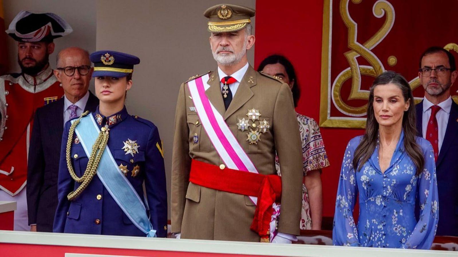 Felipe VI, la reina Letizia y la princesa Leonor presidieron el desfile de las Fuerzas Armadas en Vigo.