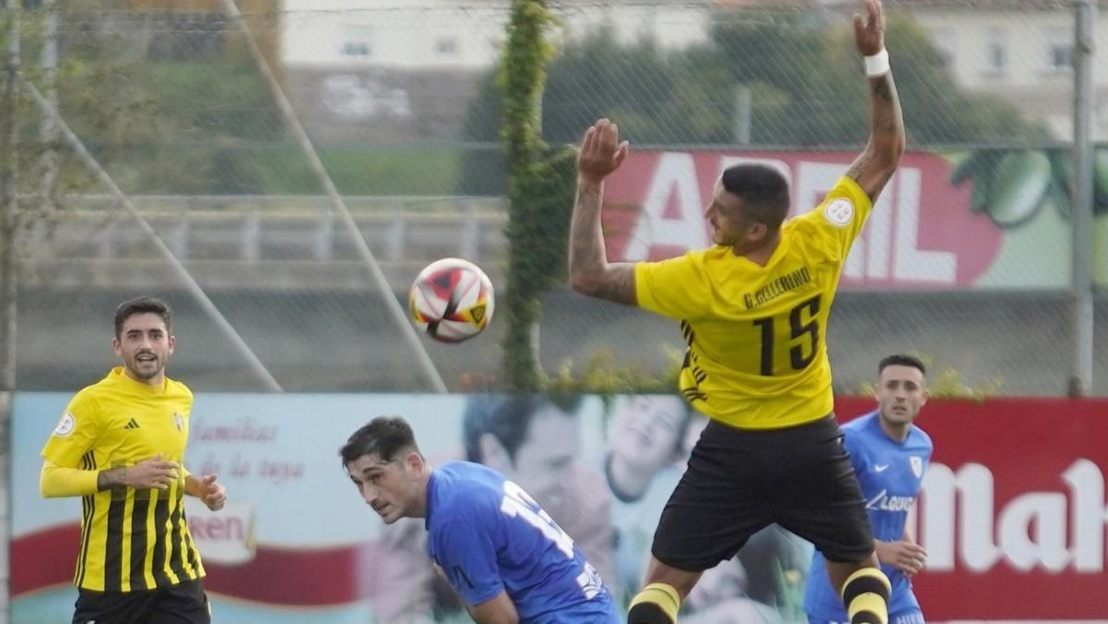 Gastón Cellerino trata de alcanzar un balón ayer en Bouzas.