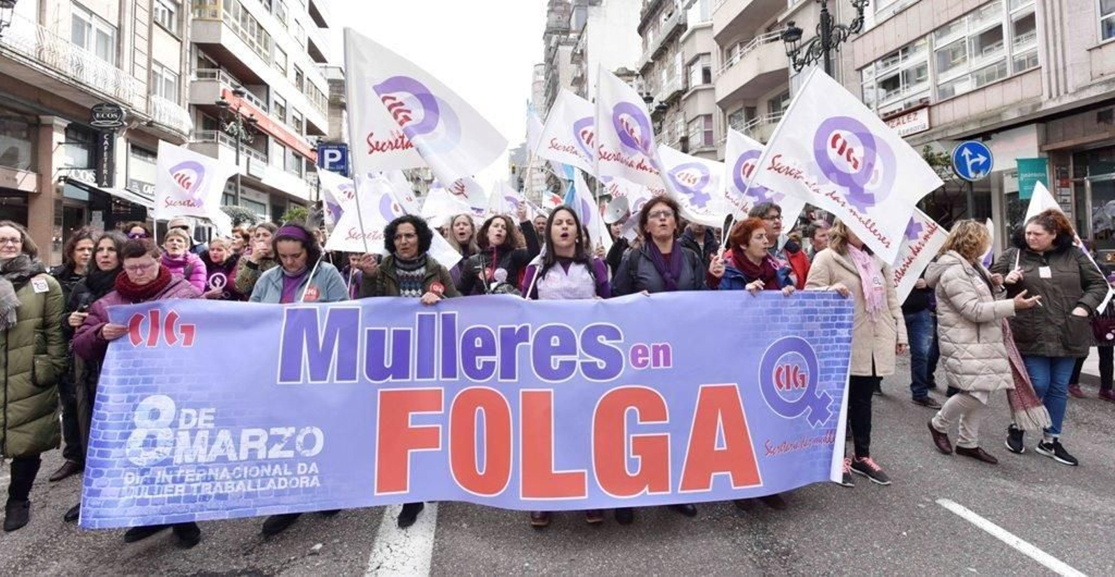 La marcha feminista recorre las calles de Vigo 39