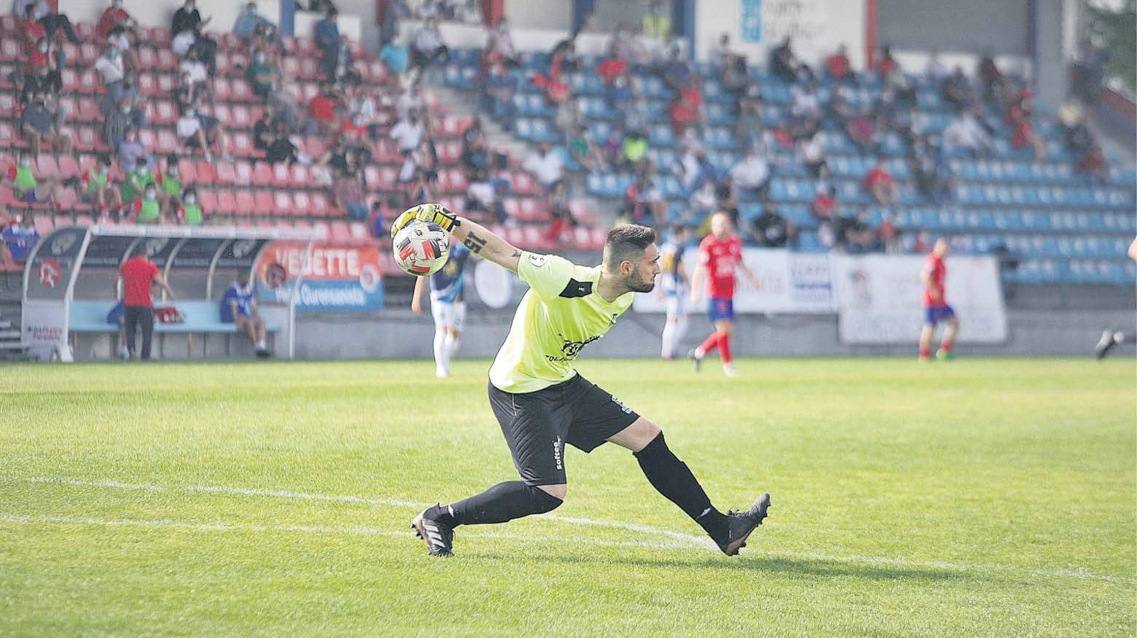 El meta Raúl Marqueta durante una de las visitas a O Couto (MIGUEL ÁNGEL).