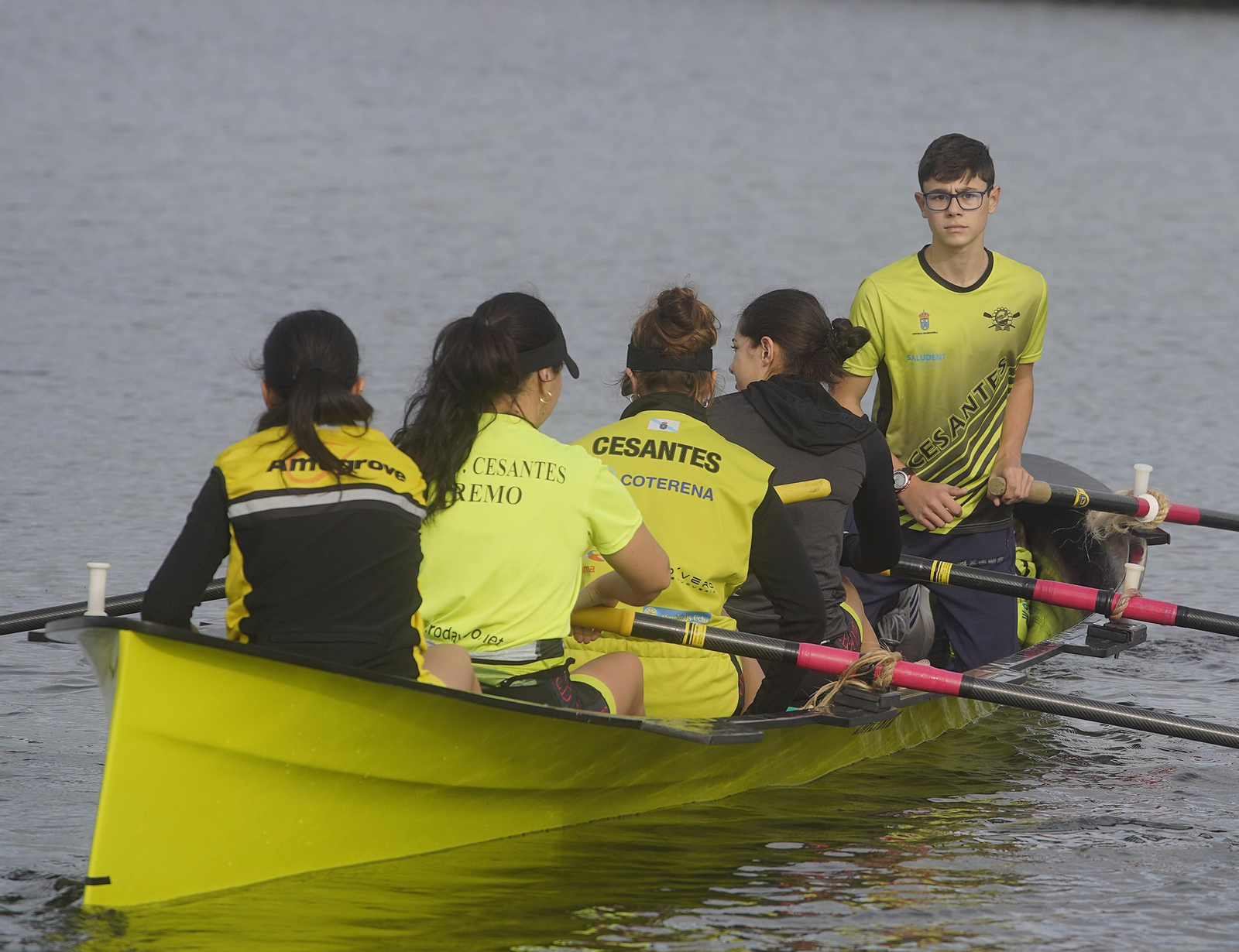 Participantes en la sesión de remo de +Deporte Atlántico en Cesantes.
