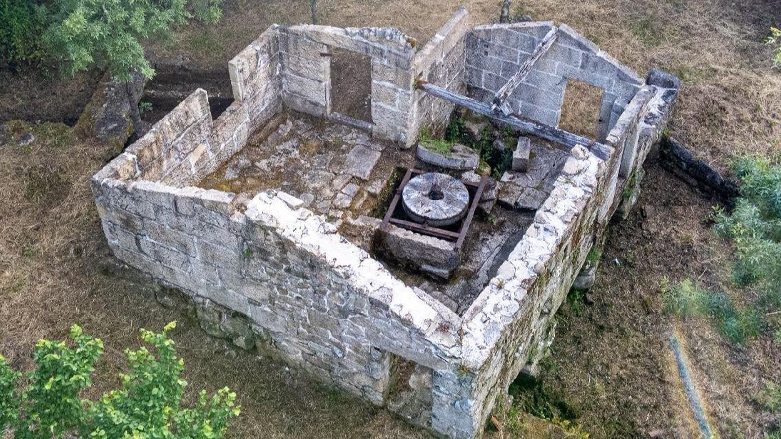 Aspecto que presentaba antes de su reforma el molino, con dos muelas de hormigón.