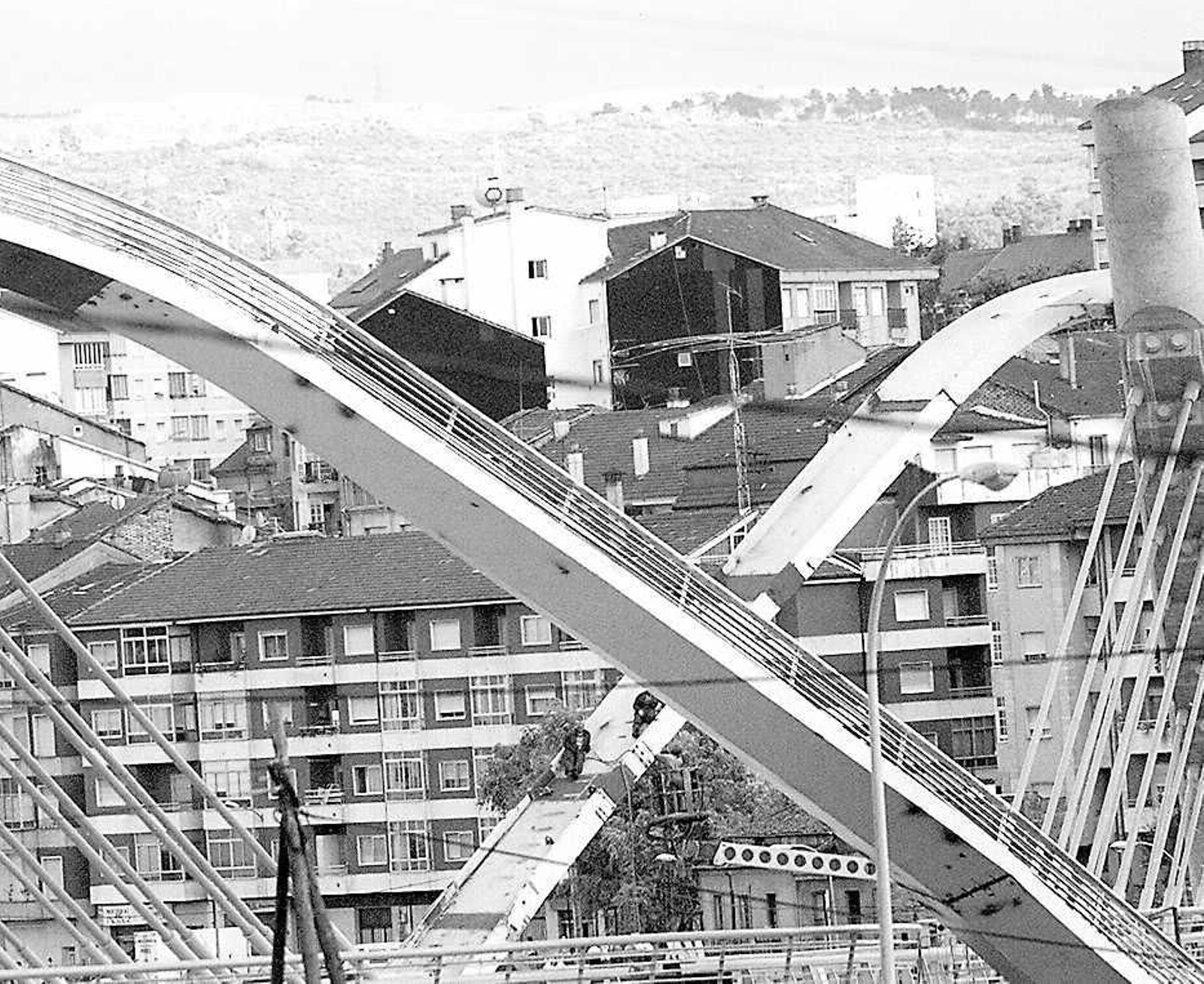 La construcción del emblemático Puente del Milenio hace 25 años cambiaba el skyline de Ourense, en fotos