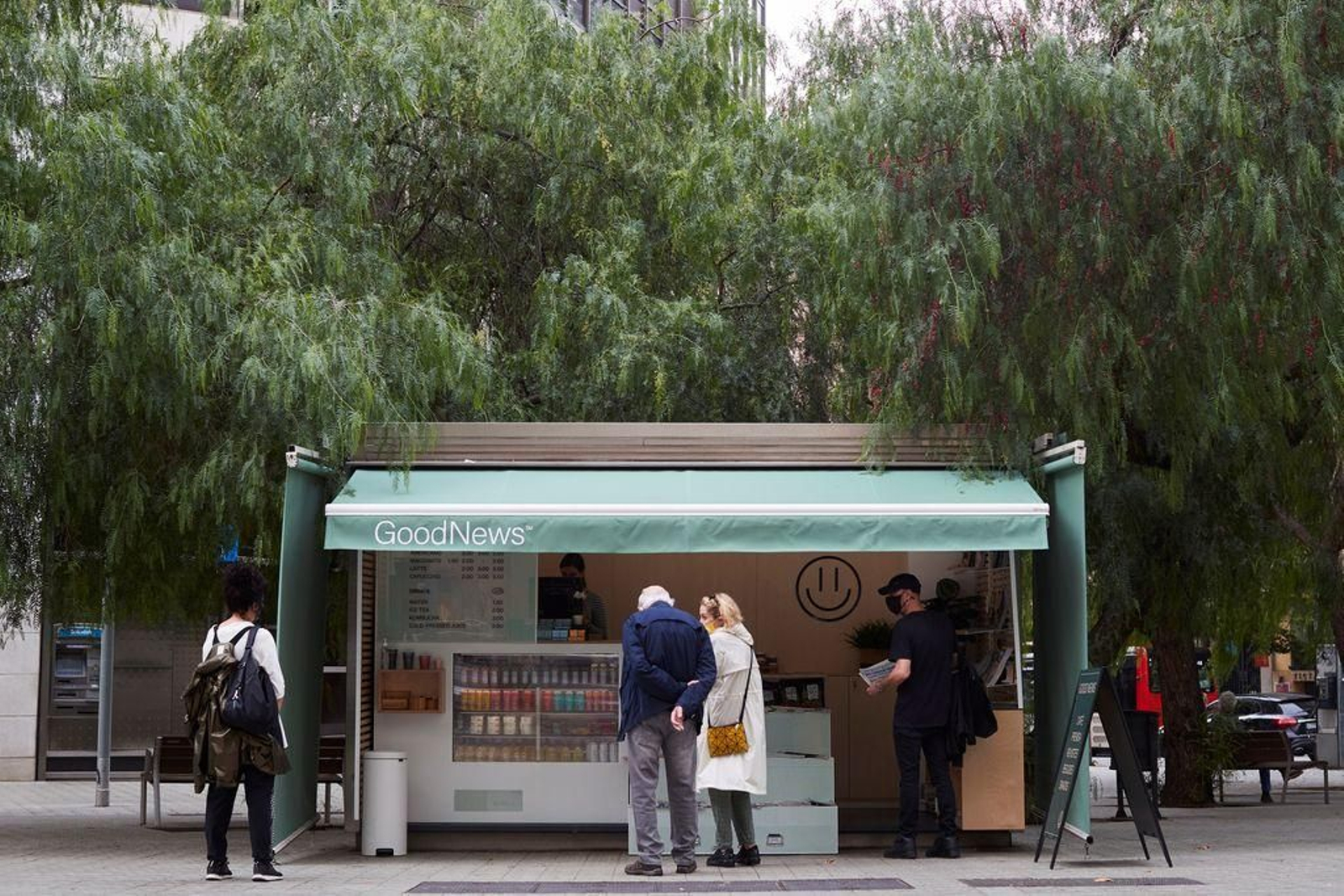 AUn hombre se para ante los artículos a la venta en "GoodNews".