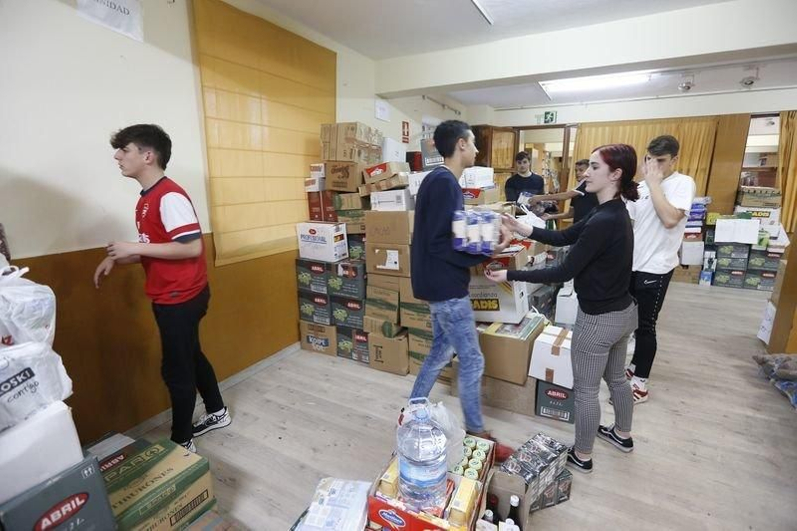 Los voluntarios de Amencer entregaron ayer las donaciones de la campaña a 16 Cáritas parroquiales, que atienden a más de 3.000 personas (XESÚS FARIÑAS).