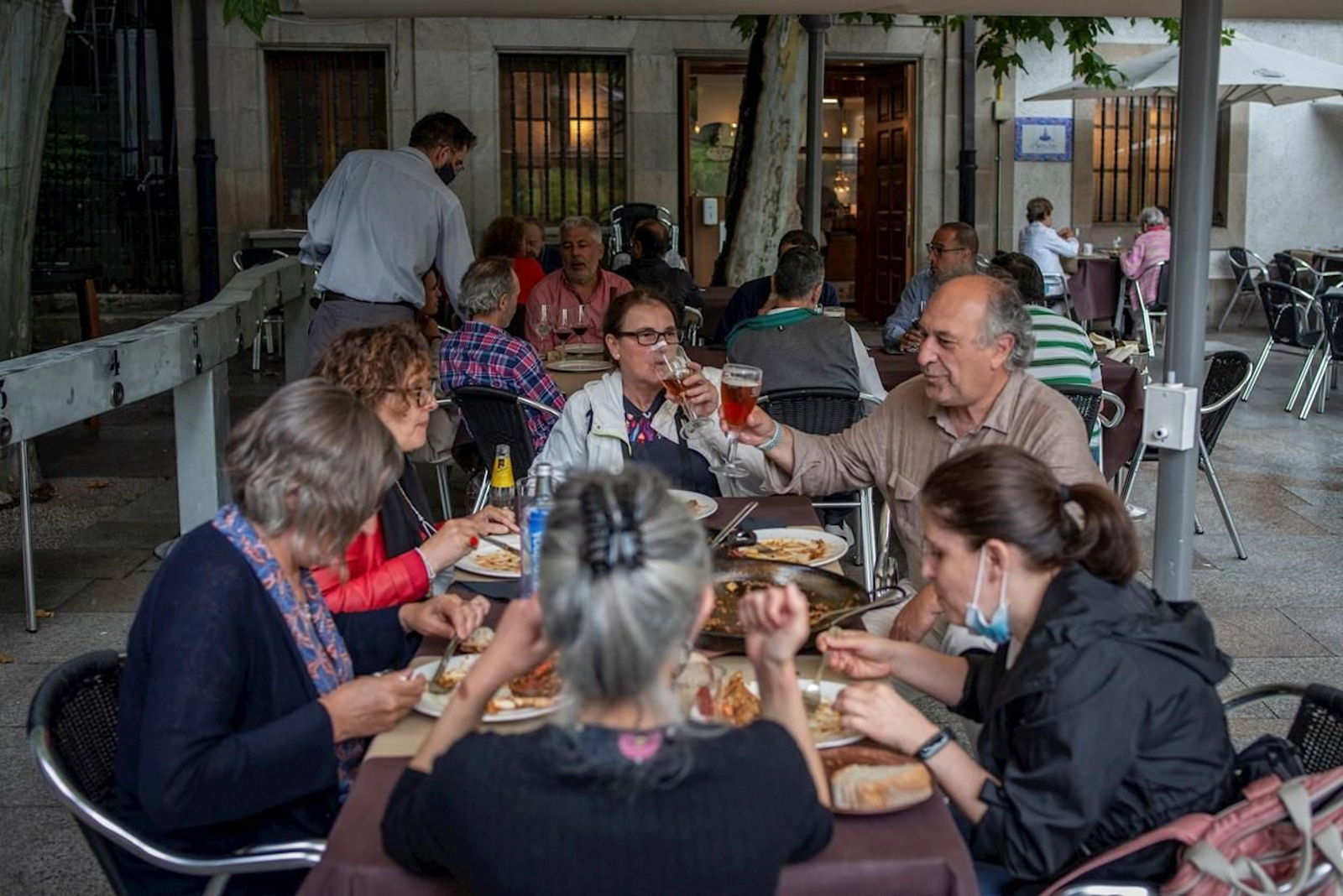 Un grupo de personas come en la terraza de un bar de Ourense.
