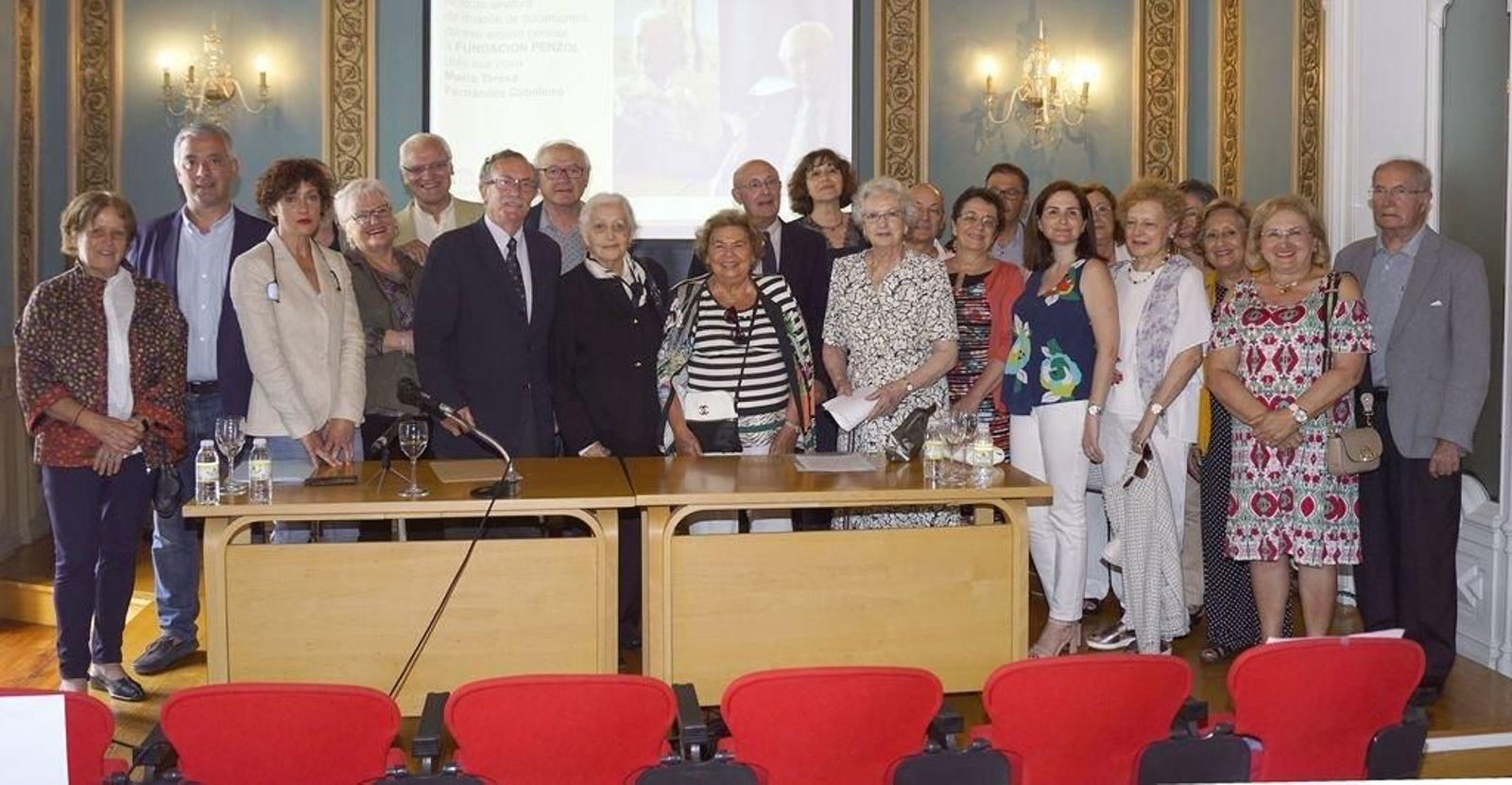 A Fundación Penzol fixo onte unha foto de familia con María Teresa Fernández, no centro.