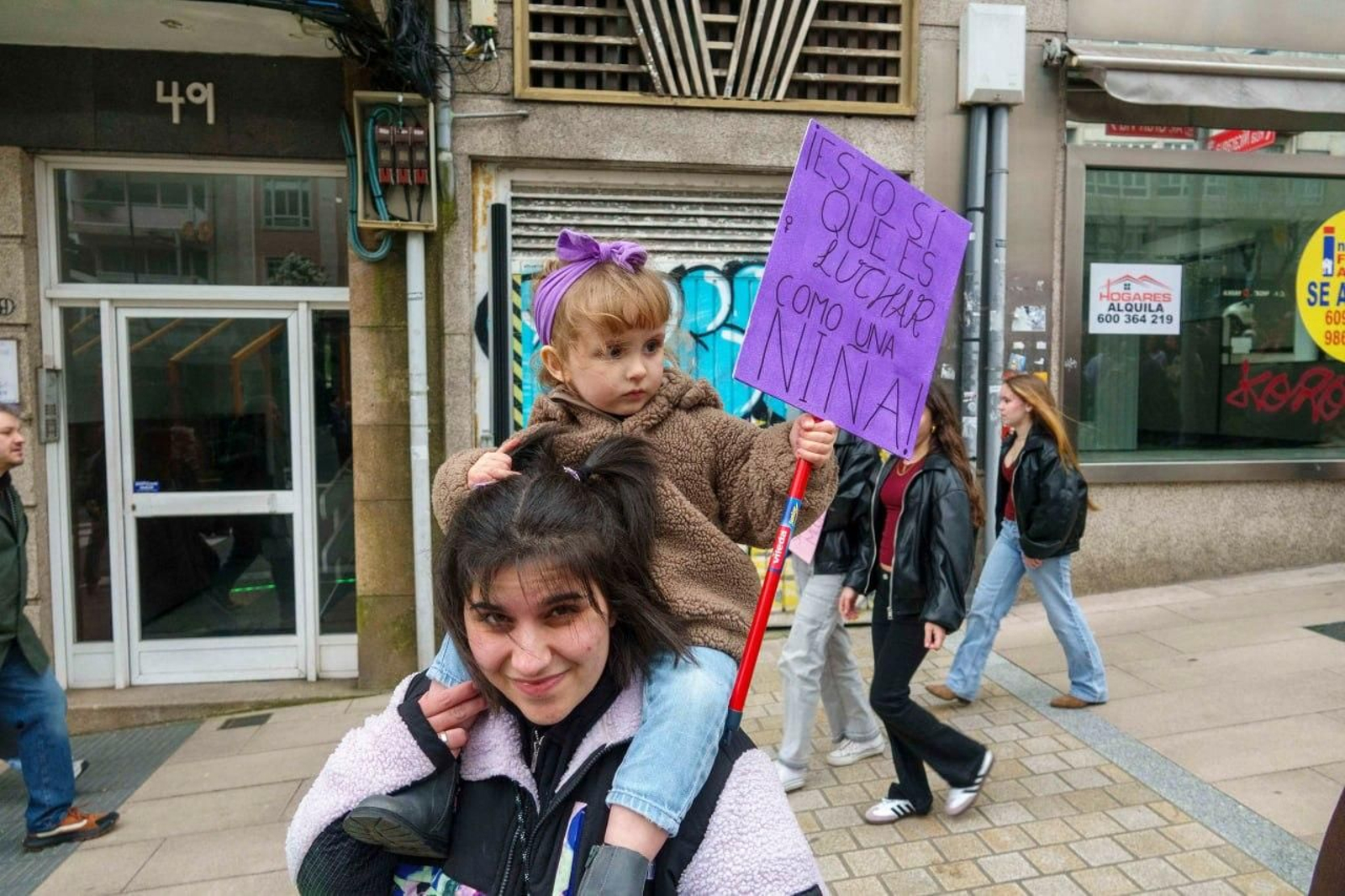 Galería | Las calles de Vigo se pintan de morado por el Día Internacional de la Mujer