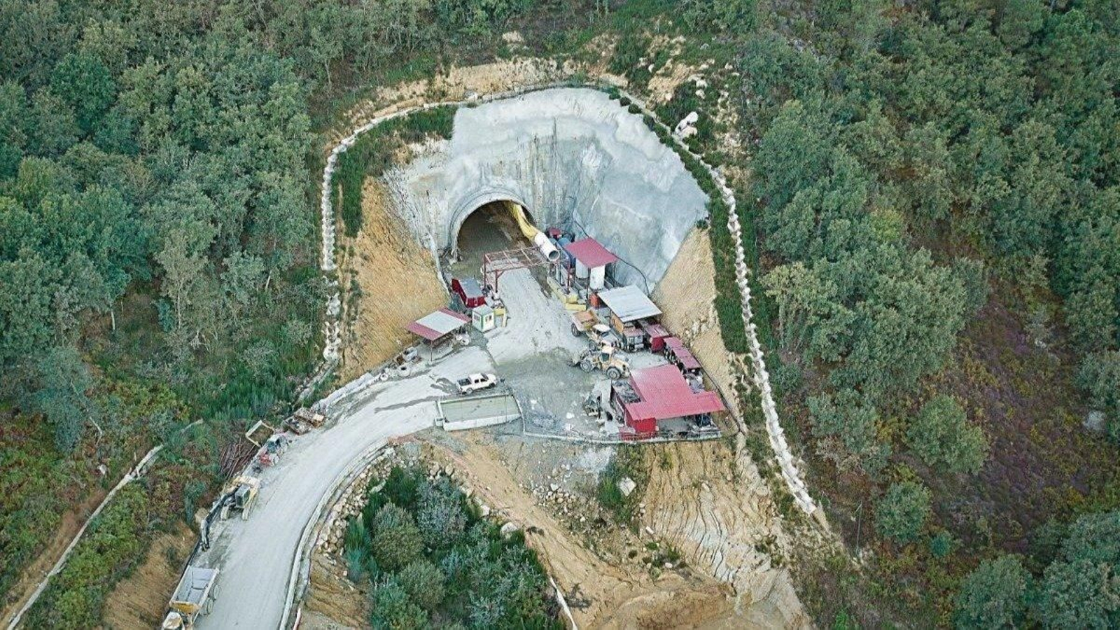 Imagen aérea de las obras de la vía exterior del AVE en Ourense. (Foto: Marcos Conde)