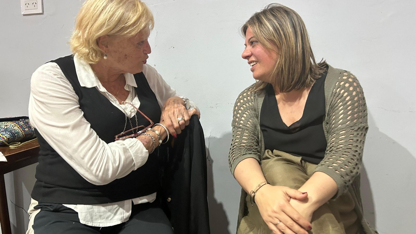 Gimena Llamedo mantiene un encuentro con la escritora y poeta de origen asturiano María del Pilar Corripio.