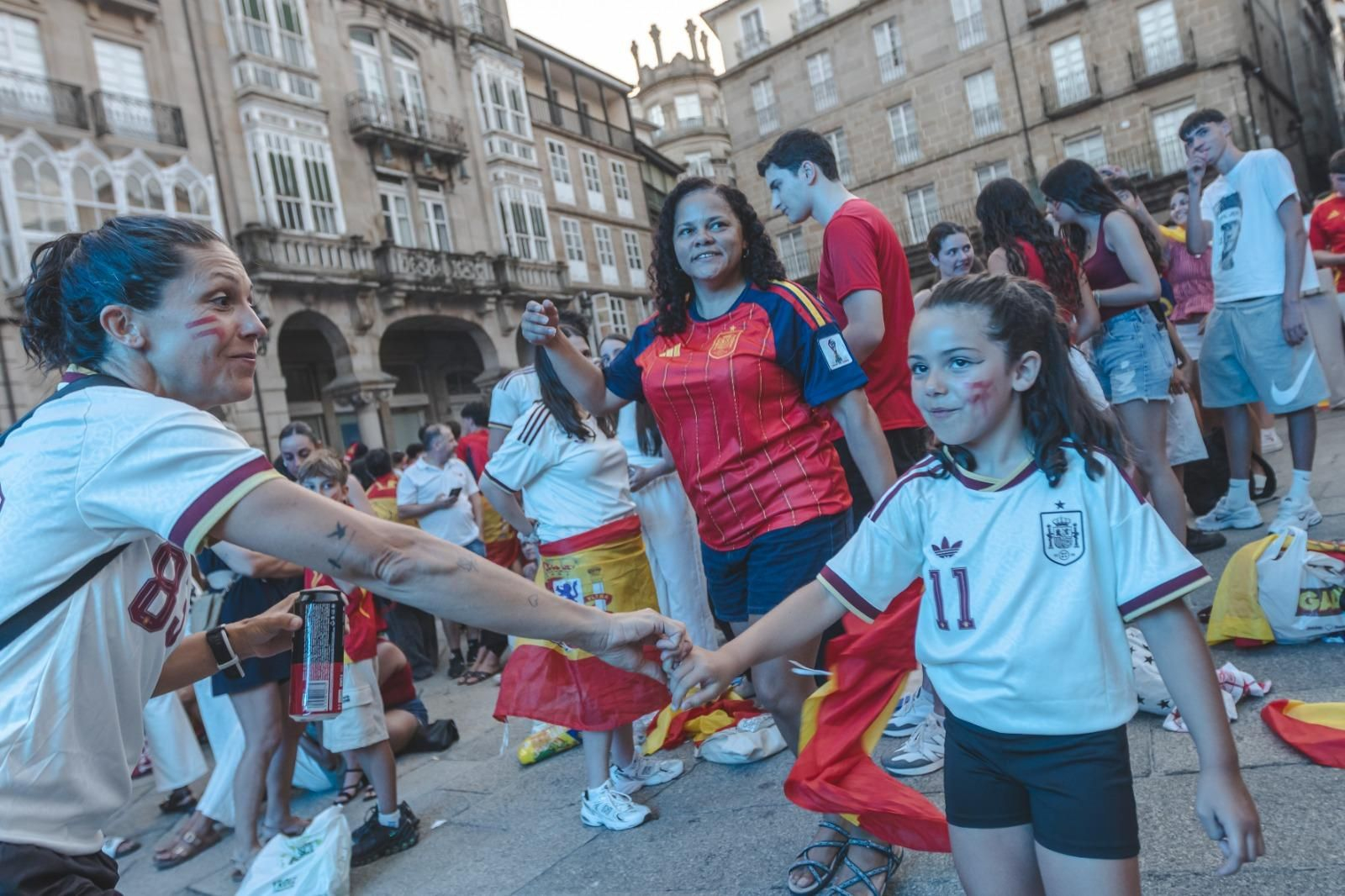Galería | Camisetas, banderas y las calles de Ourense llenas de emoción por ver a España jugar los cuartos de final, en fotos