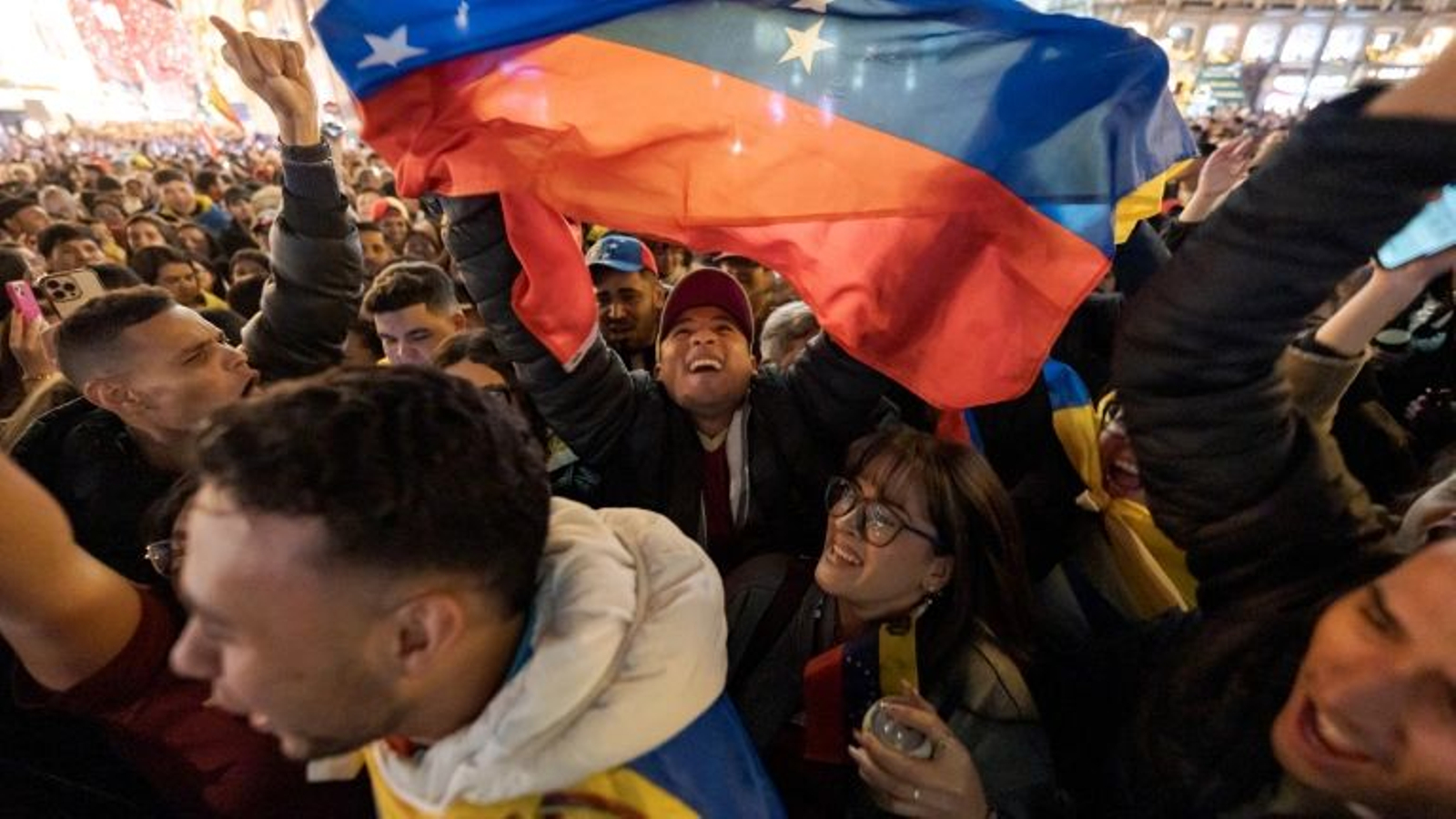 Los venezolanos de Madrid celebran la salida de Maduro.