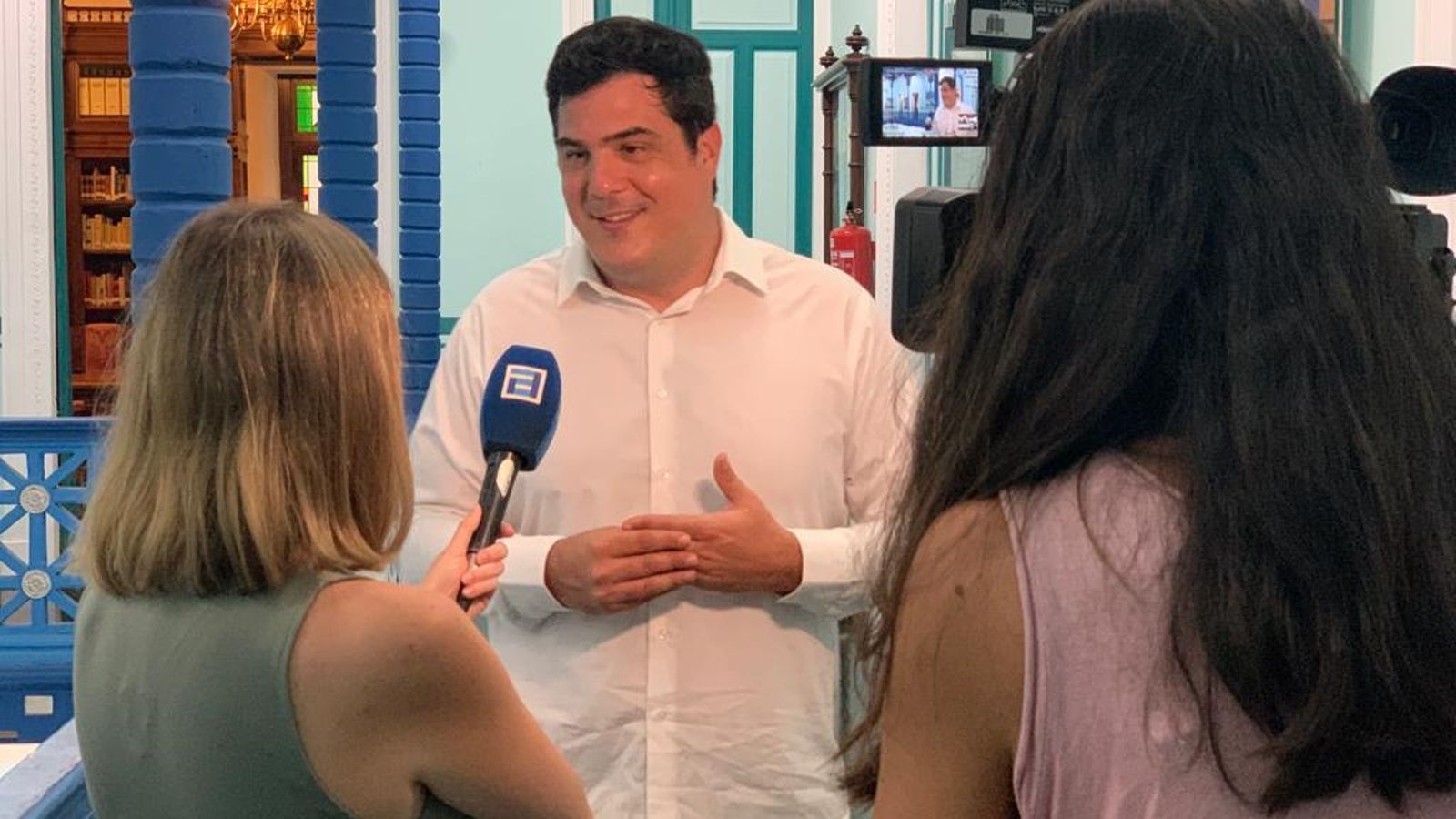 De Hoz responde a las preguntas de la Televisión Autonómica asturiana.