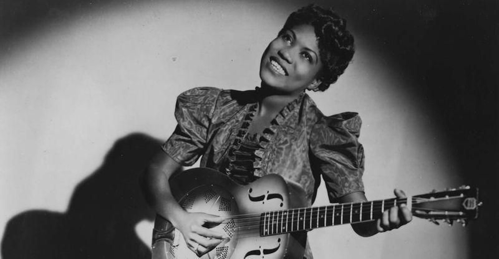 La cantante de gospel, Sister Rosetta Tharpe, considerada por muchos como la mejor guitarrista de todos los tiempos.