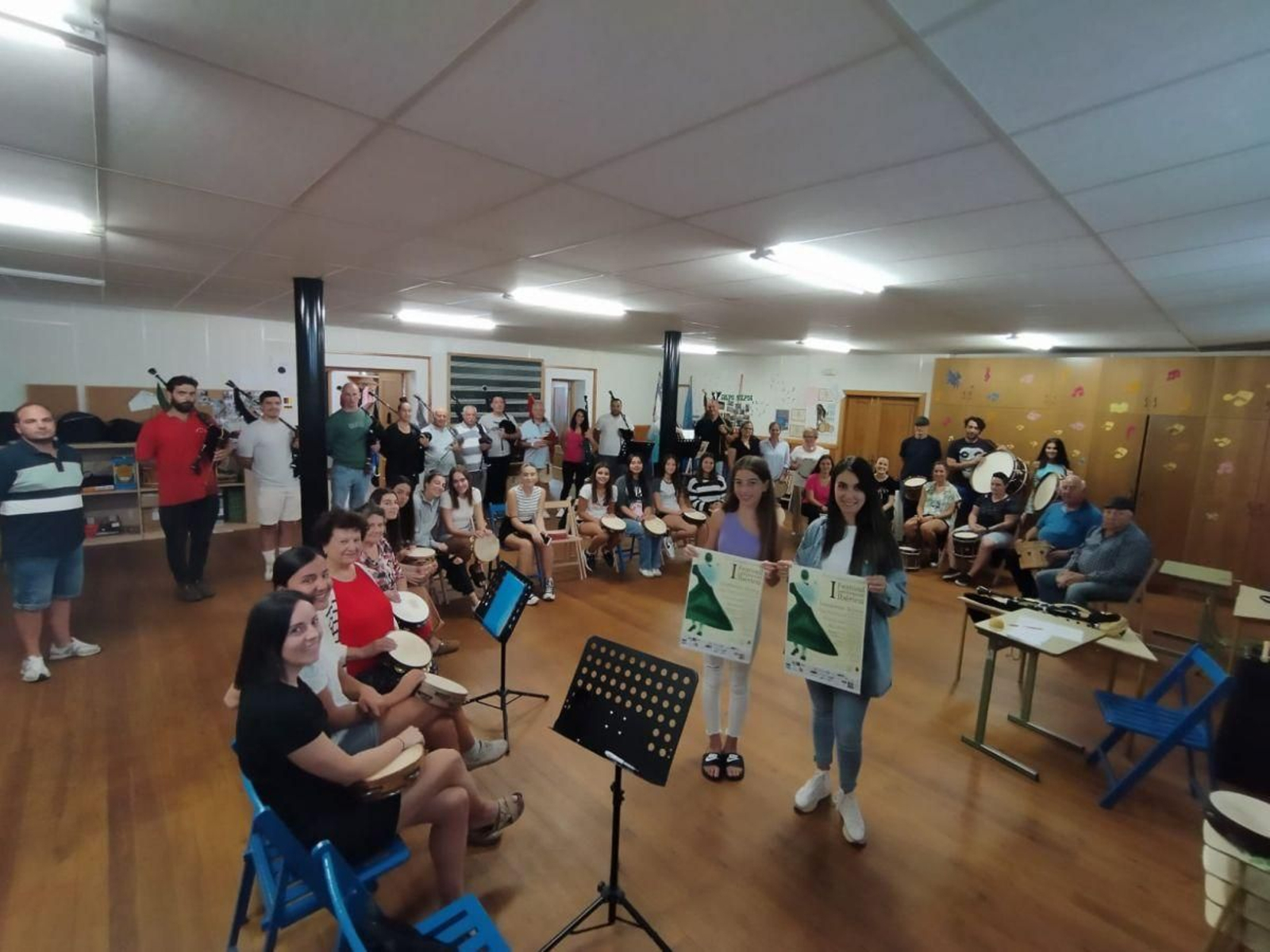 Membros de Lembranza Solpor no ensaio que serviu de presentación do cartel do “Festival Lembranza Ibérica”.