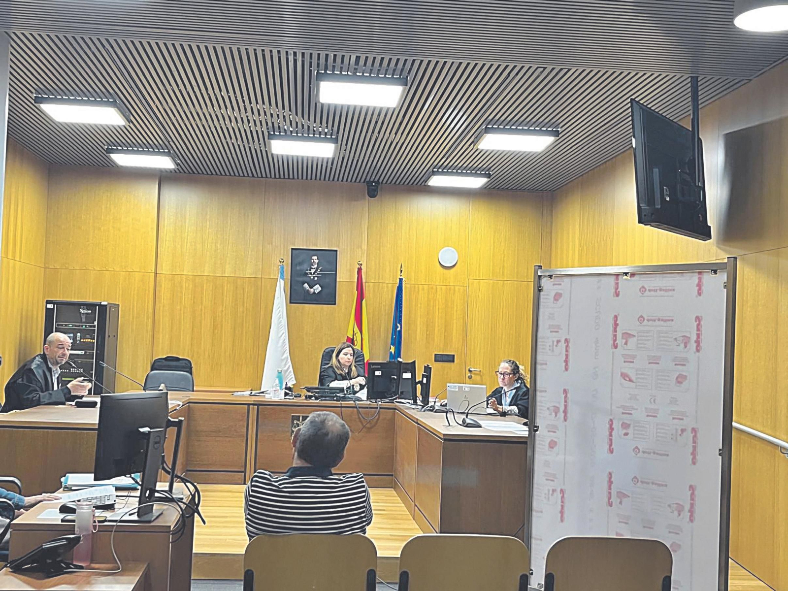 El inculpado, a la izquierda, y la denunciante oculta tras un biombo.