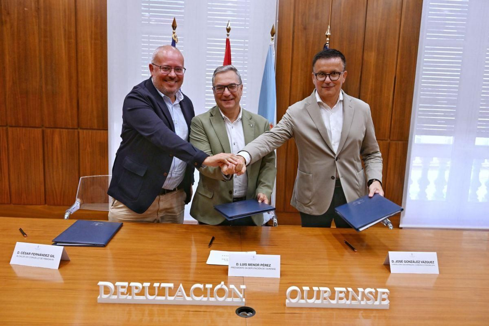 César Fernández, Luis Menor y José González, en la firma del convenio de reforma de la plaza.