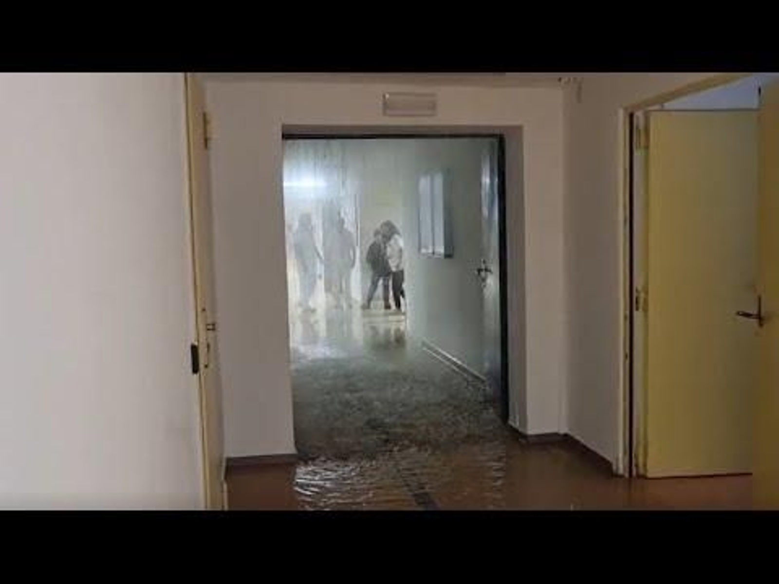 La rotura de una cañería inunda la entrada del CHUO