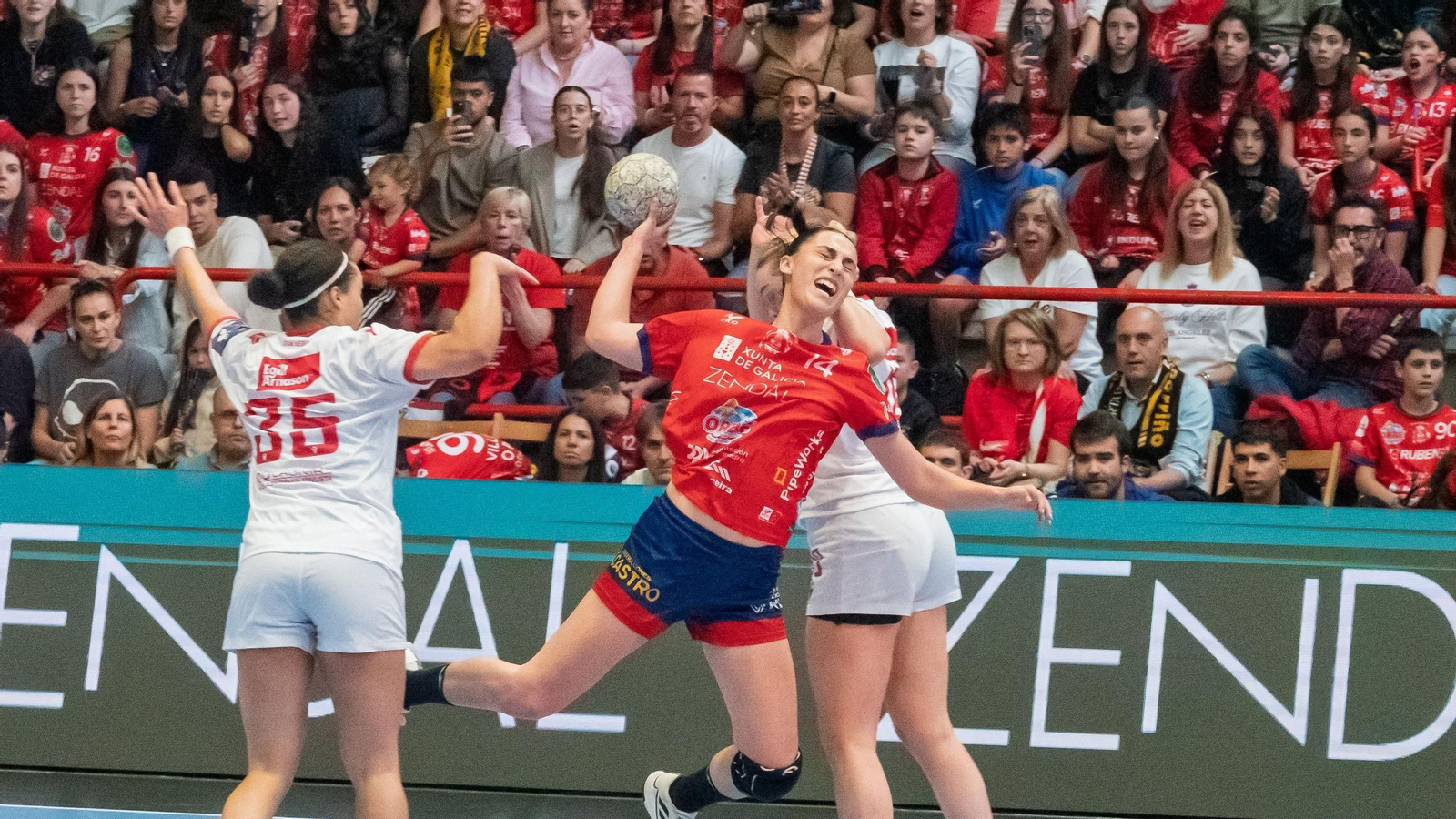 Aitana Santomé entra na defensa do Valur no partido xogado onte no Municipal do Porriño.