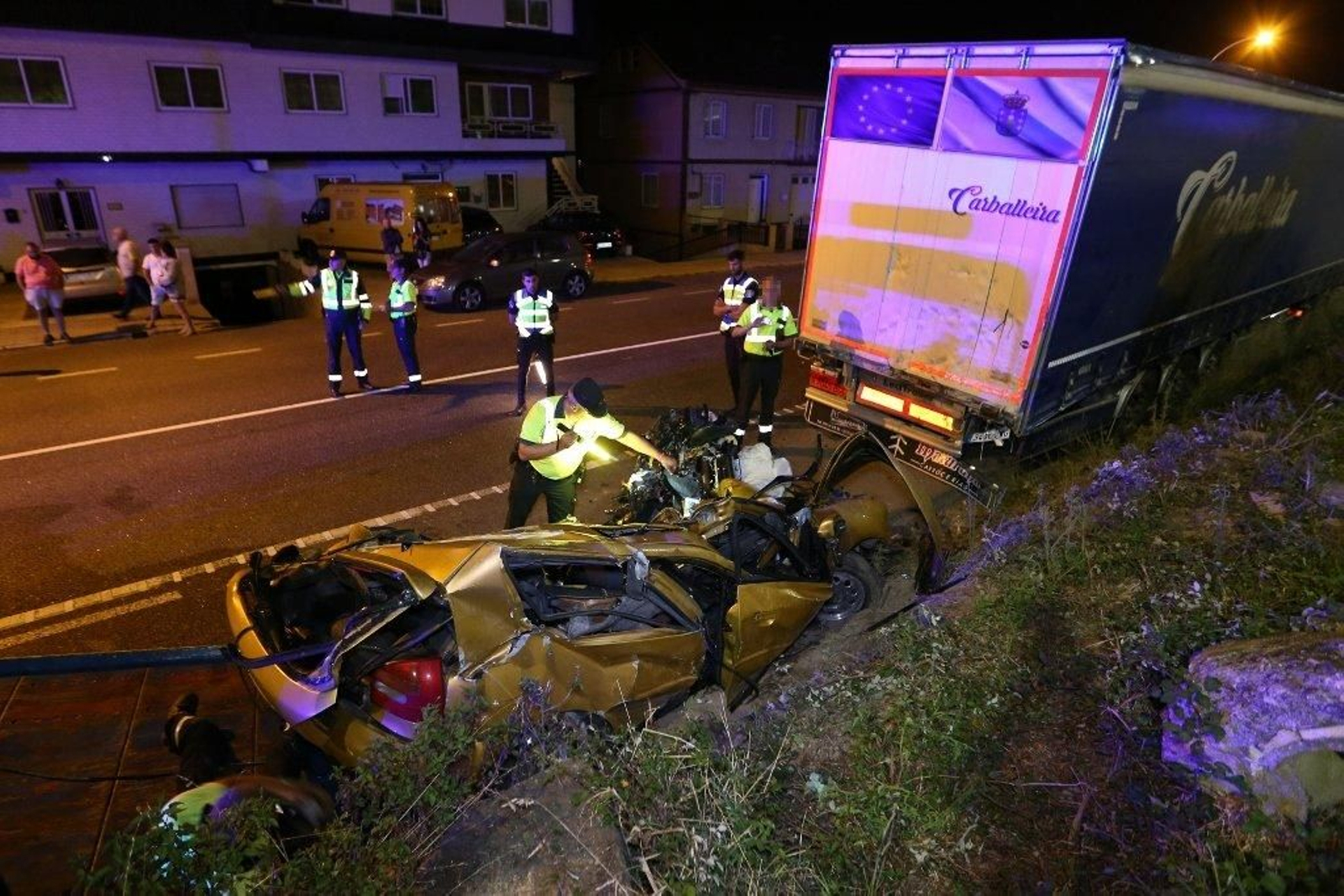 Muere un conductor tras chocar su coche contra un camión aparcado en Chapela // Alberte
