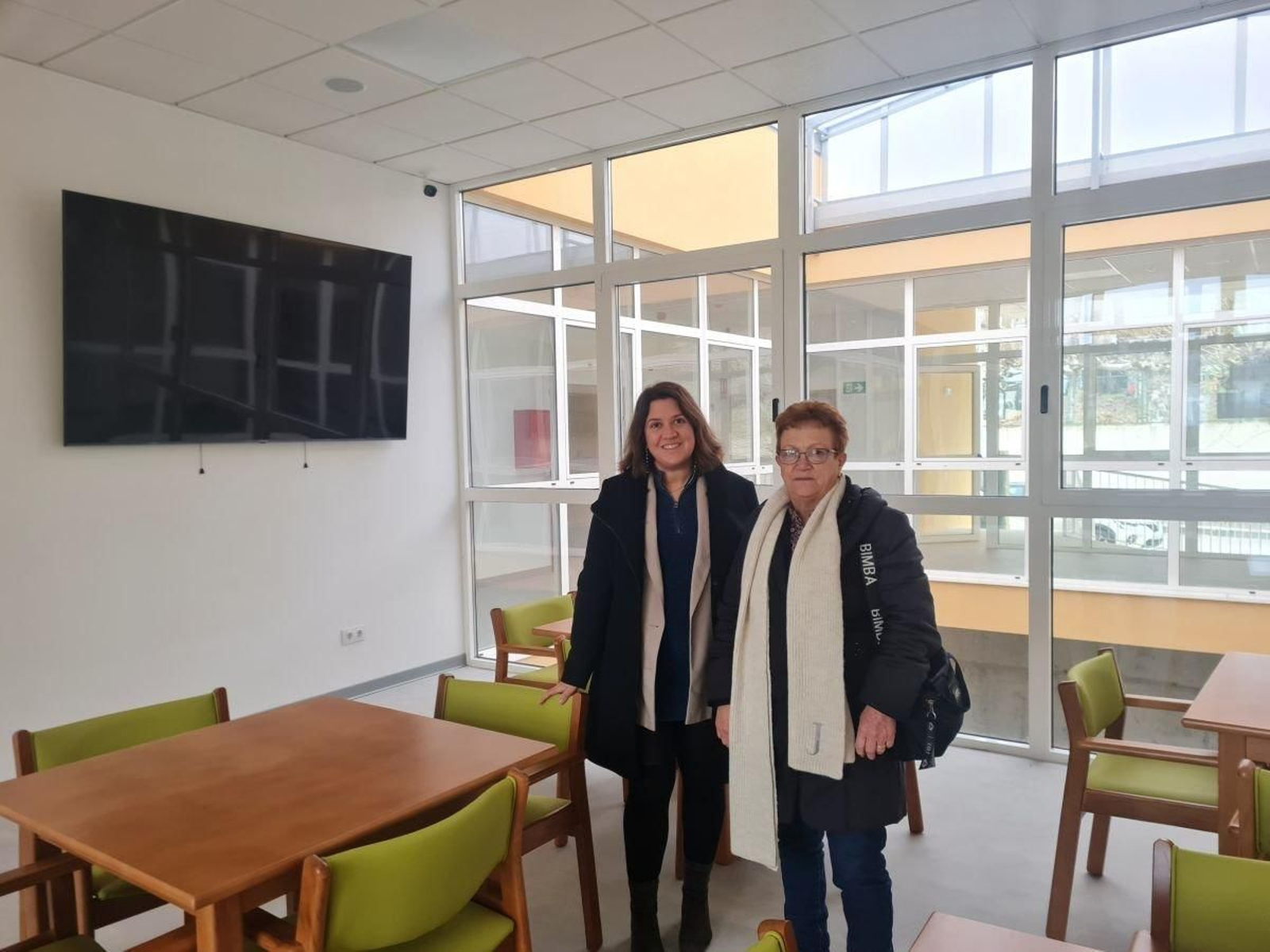 Begoña Abeijón -izquierda-, con una de las integrantes de Aspadisi en el nuevo centro.