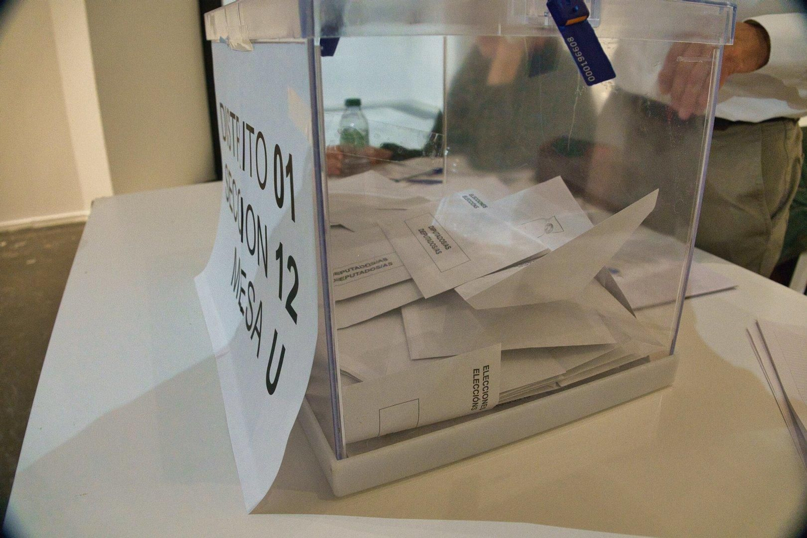 Urna con varios votos ya en su interior.