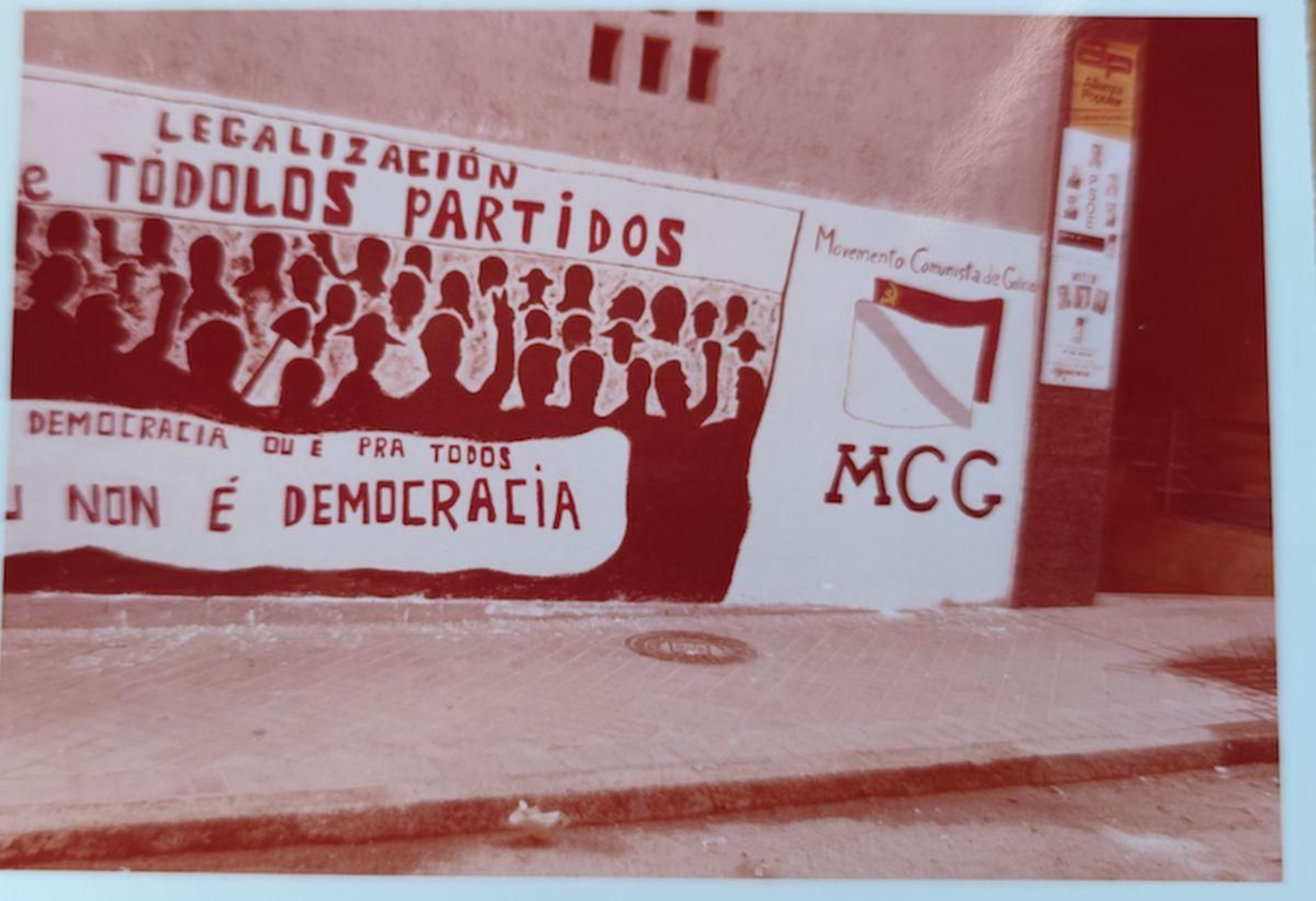 El ya desaparecido Movimiento Comunista de Galicia (MCG), especialmente activo en pintadas, apoyaba su mensaje con ilustraciones.