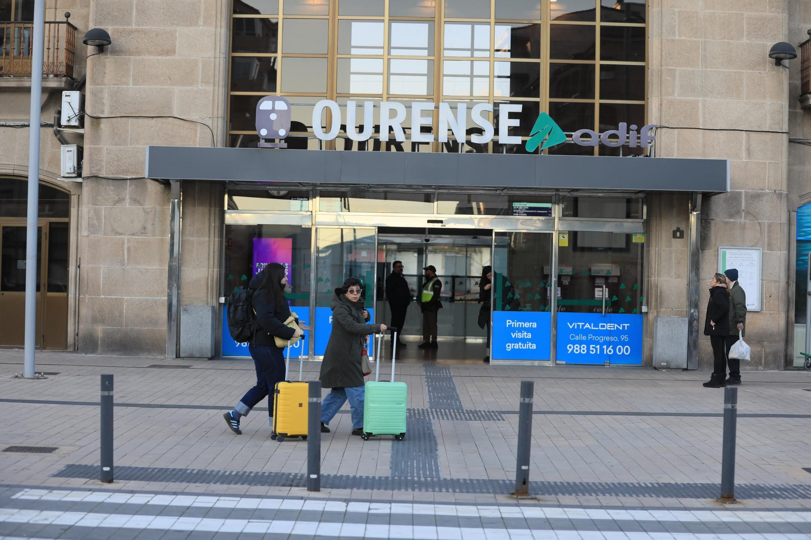 Viajeros a su llegada a la estación.